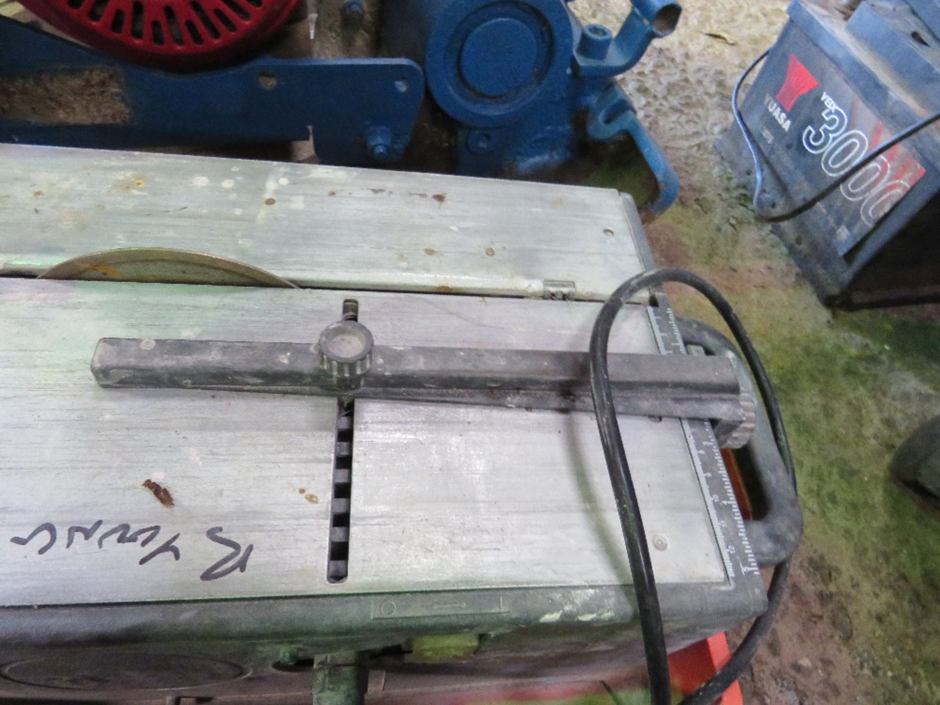 SMALL SIZED PORTABLE GENERATOR PLUS A TILE SAW. THIS LOT IS SOLD UNDER THE AUCTIONEERS MARGIN SCH - Image 6 of 6