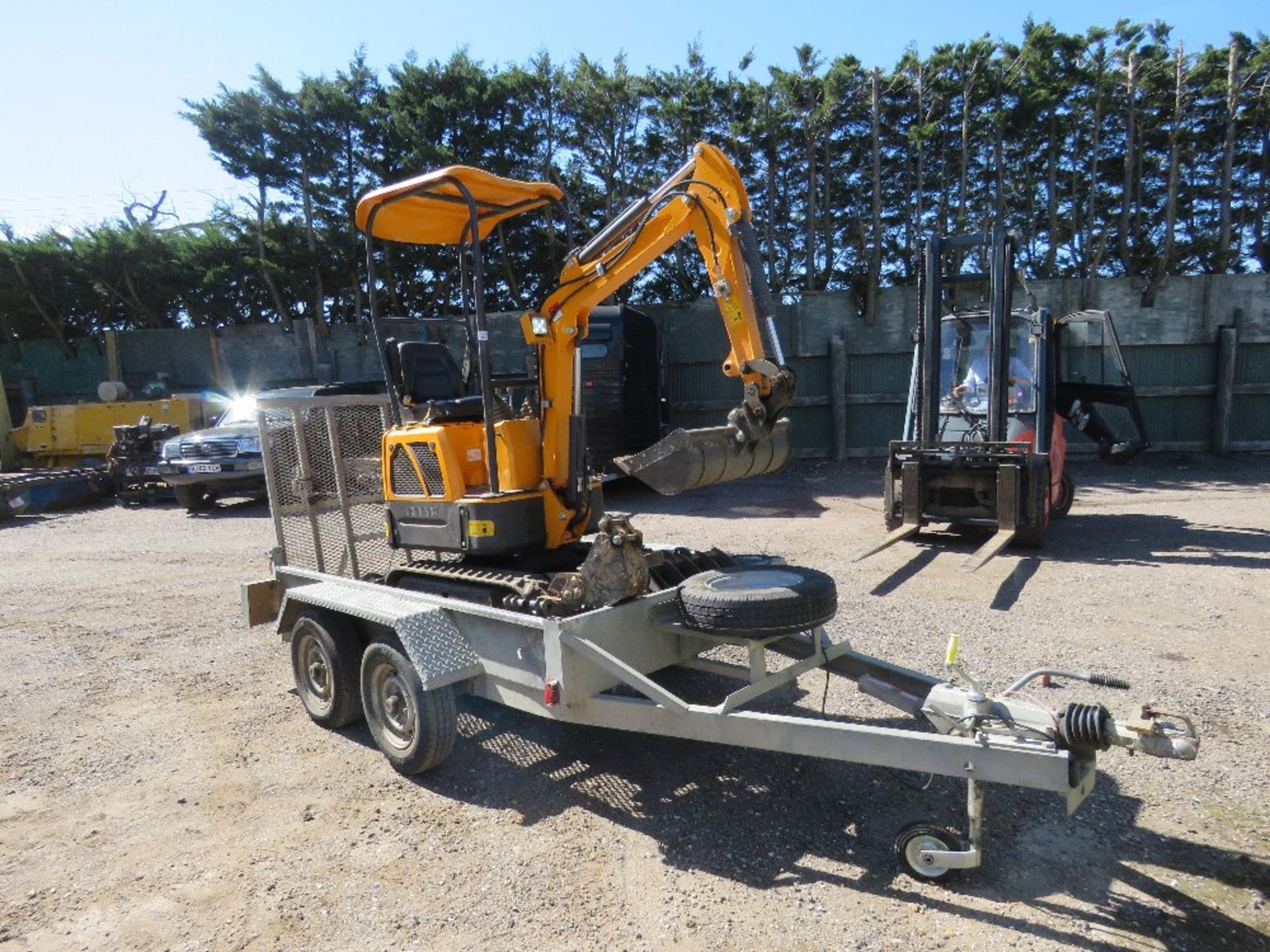 RHINOCEROS XN08 MINI EXCAVATOR WITH TRAILER PLUS COMPREHENSIVE RANGE OF TOOLS: 4NO BUCKETS, GRAPPLE, - Image 29 of 30