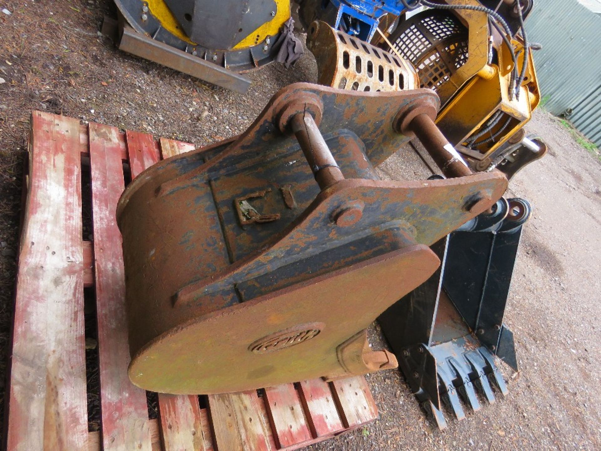 GEITH EXCAVATOR BUCKET, 45MM WIDTH ON 45MM PINS APPROX. THIS LOT IS SOLD UNDER THE AUCTIONEERS MA - Image 3 of 3