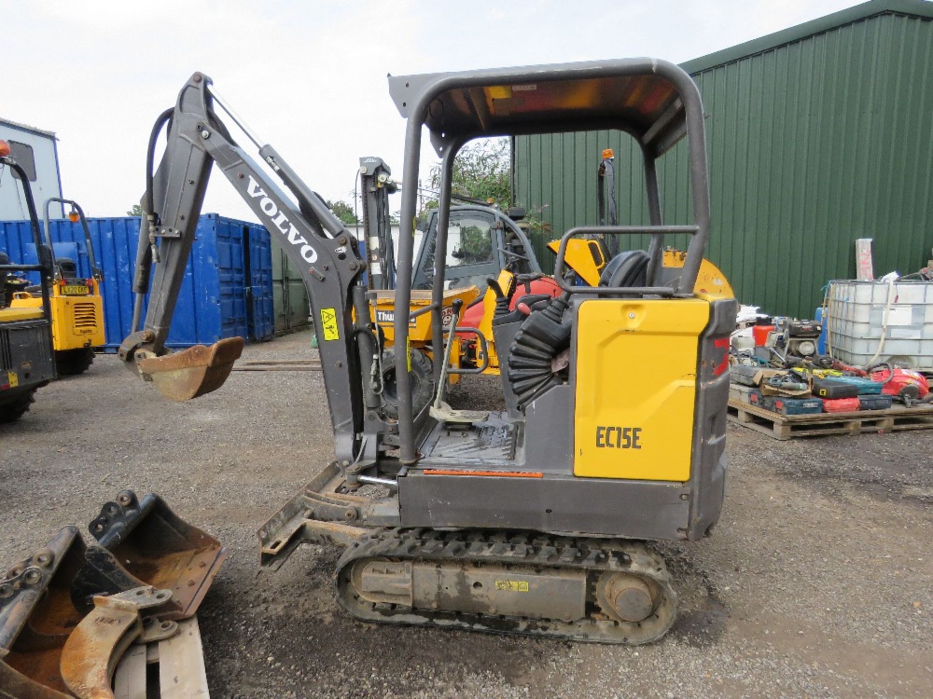 VOLVO EC15E RUBBER TRACKED EXCAVATOR, YEAR 2019. 1717 REC HOURS. WITH 4 BUCKETS PLUS A HOOK/CLAW. SN - Image 4 of 13
