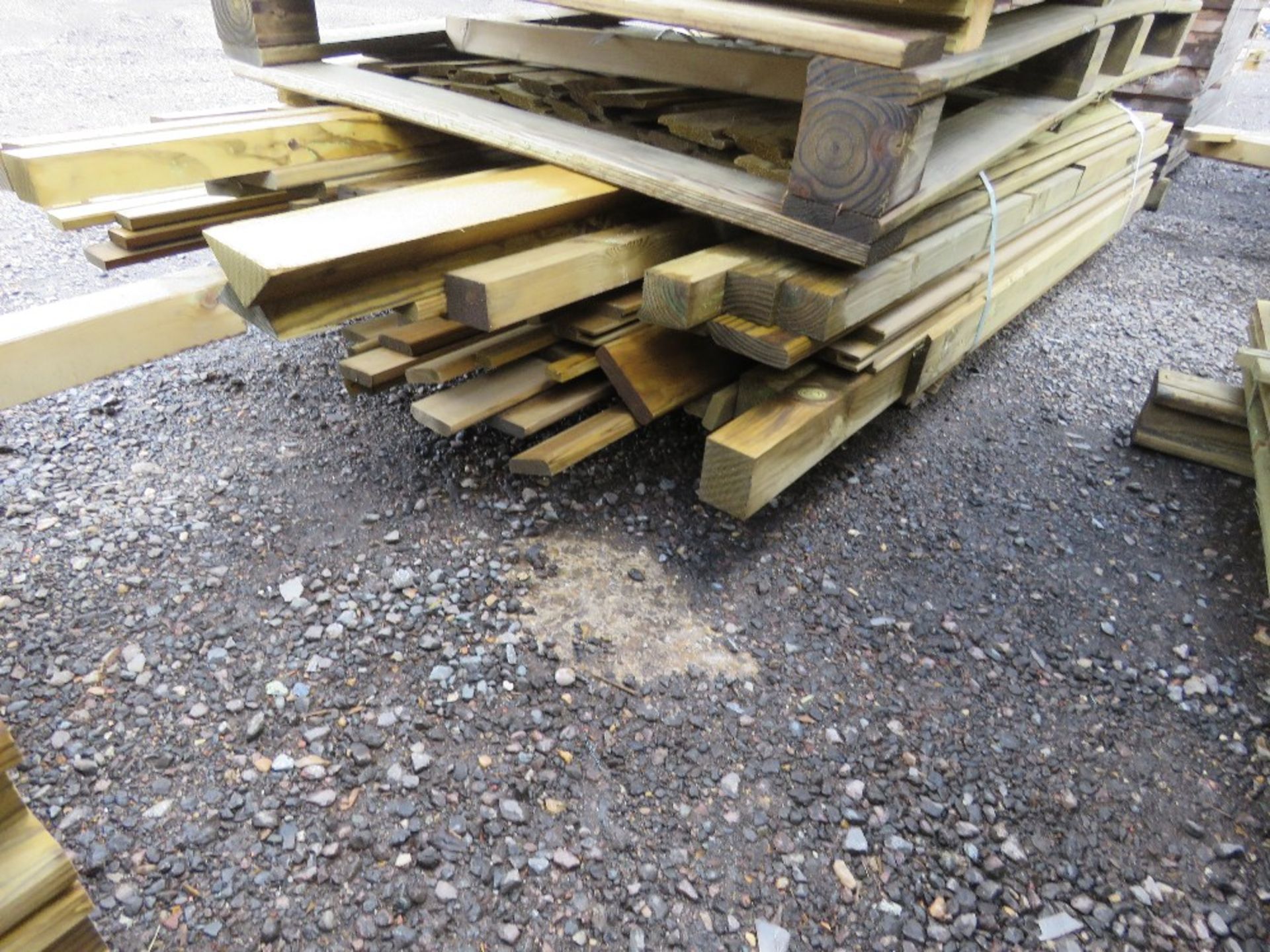 PACK OF ASSORTED TREATED FENCING TIMBER BOARDS, BATTENS AND POSTS. - Image 3 of 3