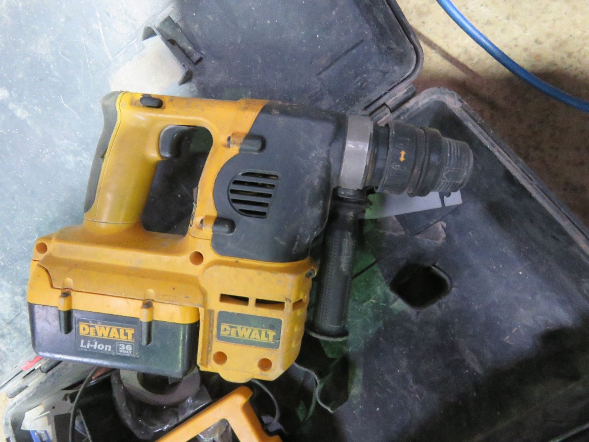 DEWALT HEAVY DUTY BATTERY DRILL SET. THIS LOT IS SOLD UNDER THE AUCTIONEERS MARGIN SCHEME, THEREF - Image 5 of 5