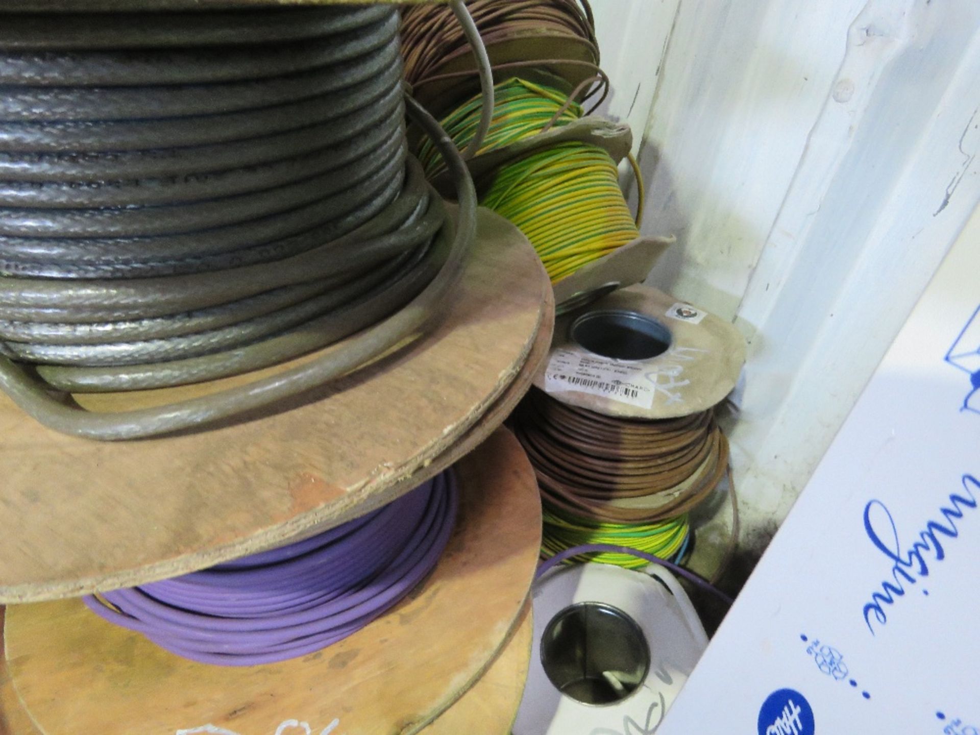 ASSORTED CABLES. THIS LOT IS SOLD UNDER THE AUCTIONEERS MARGIN SCHEME, THEREFORE NO VAT WILL BE C - Image 8 of 9