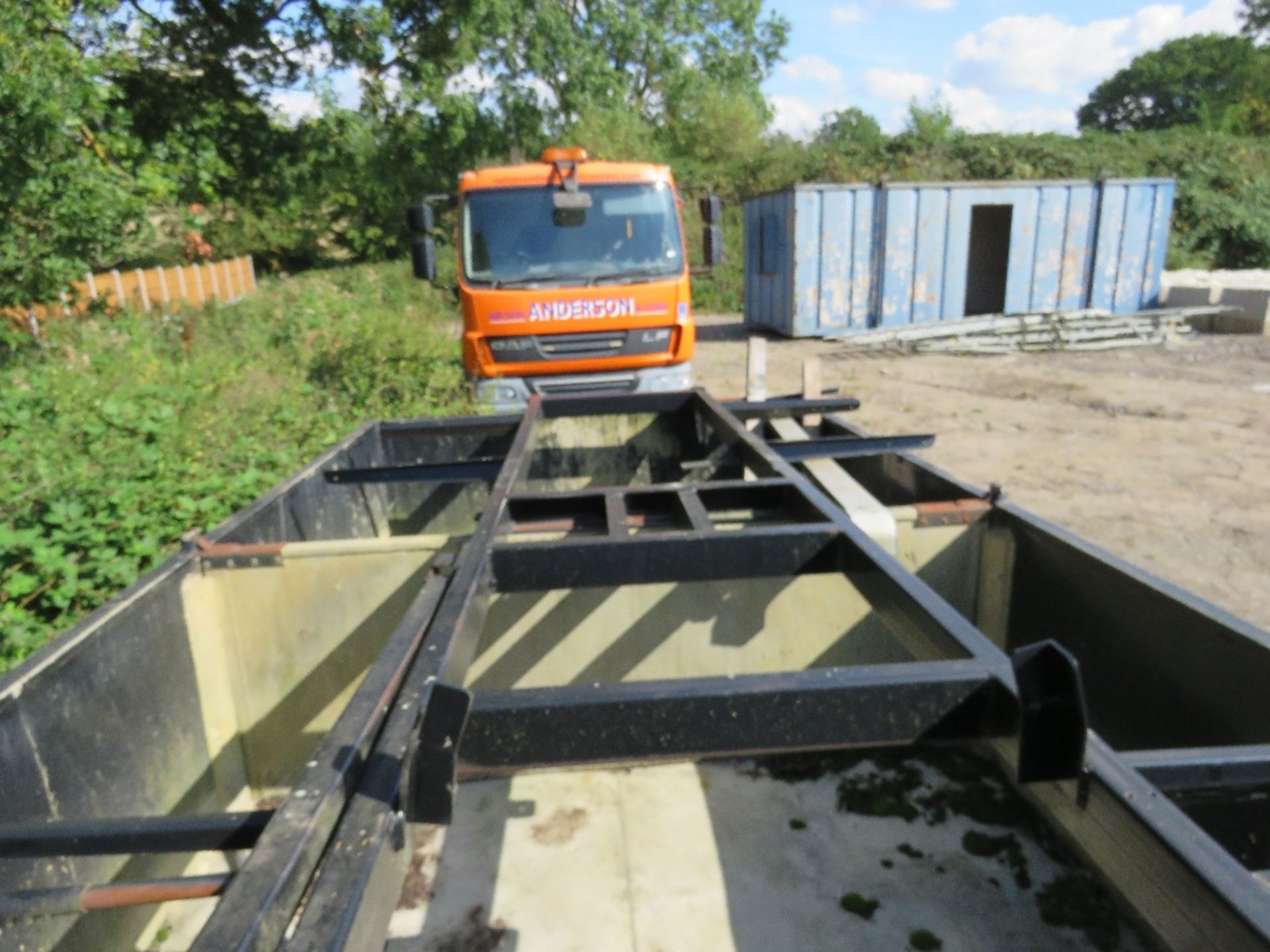 TIPMASTER ALLOY LORRY TIPPING BODY WITH RAM AND MOUNTING FRAME. 14FT LENGTH APPROX WITH CENTRAL DIVI - Image 9 of 10