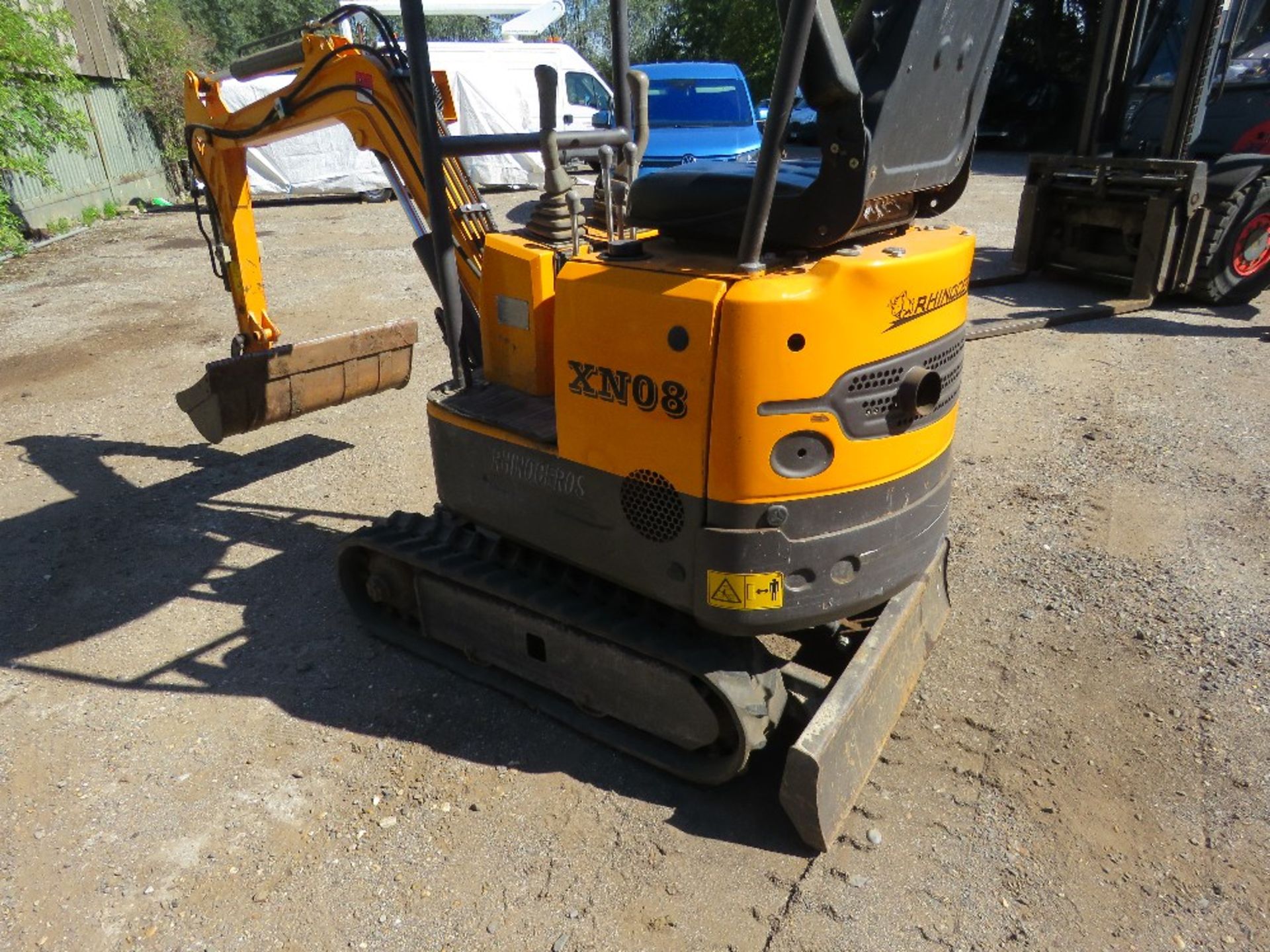 RHINOCEROS XN08 MINI EXCAVATOR WITH TRAILER PLUS COMPREHENSIVE RANGE OF TOOLS: 4NO BUCKETS, GRAPPLE, - Image 7 of 30