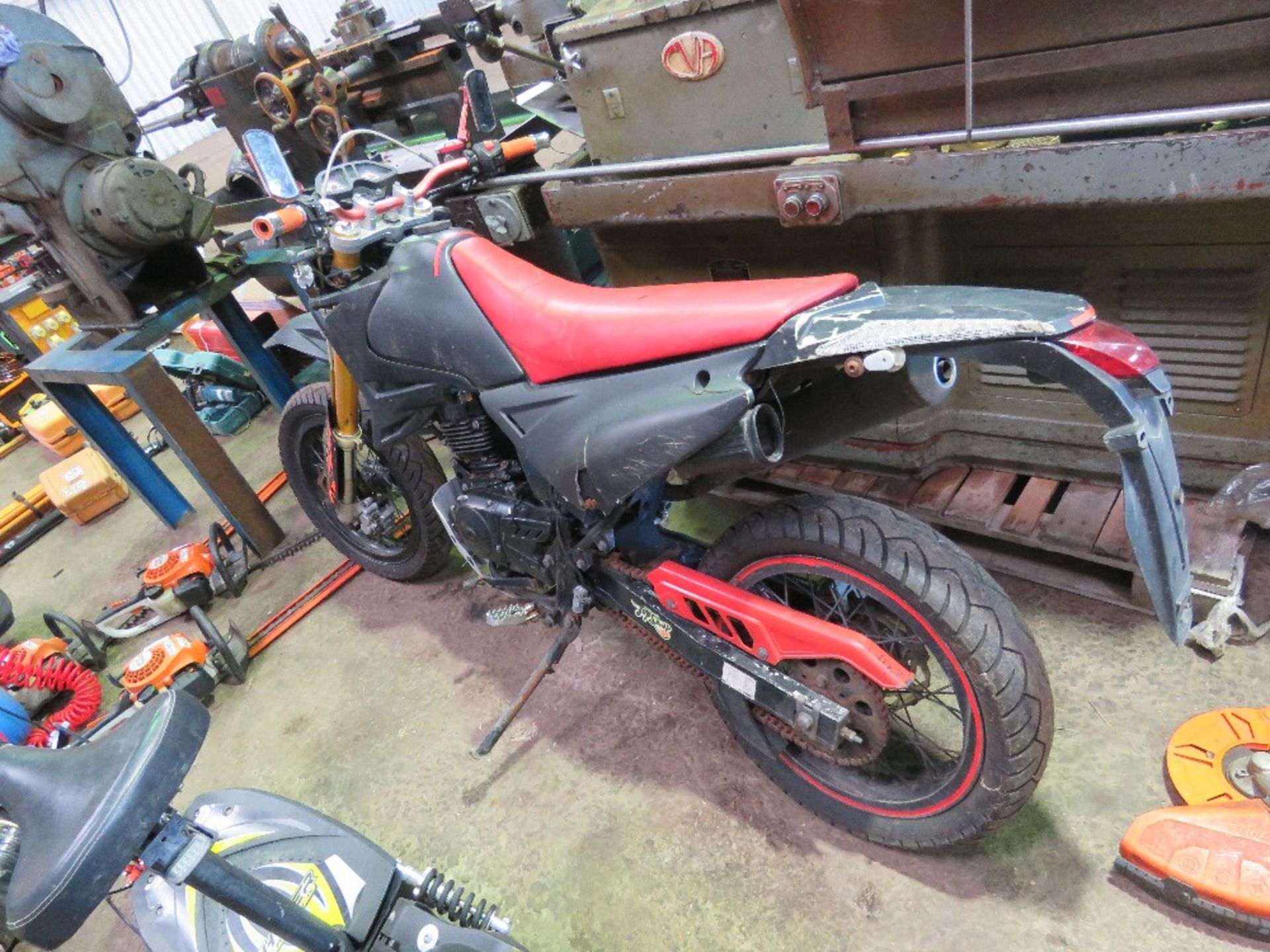 MOTORBIKE, NO KEYS, CONDITION UNKNOWN. THIS LOT IS SOLD UNDER THE AUCTIONEERS MARGIN SCHEME, THEREFO - Image 3 of 8