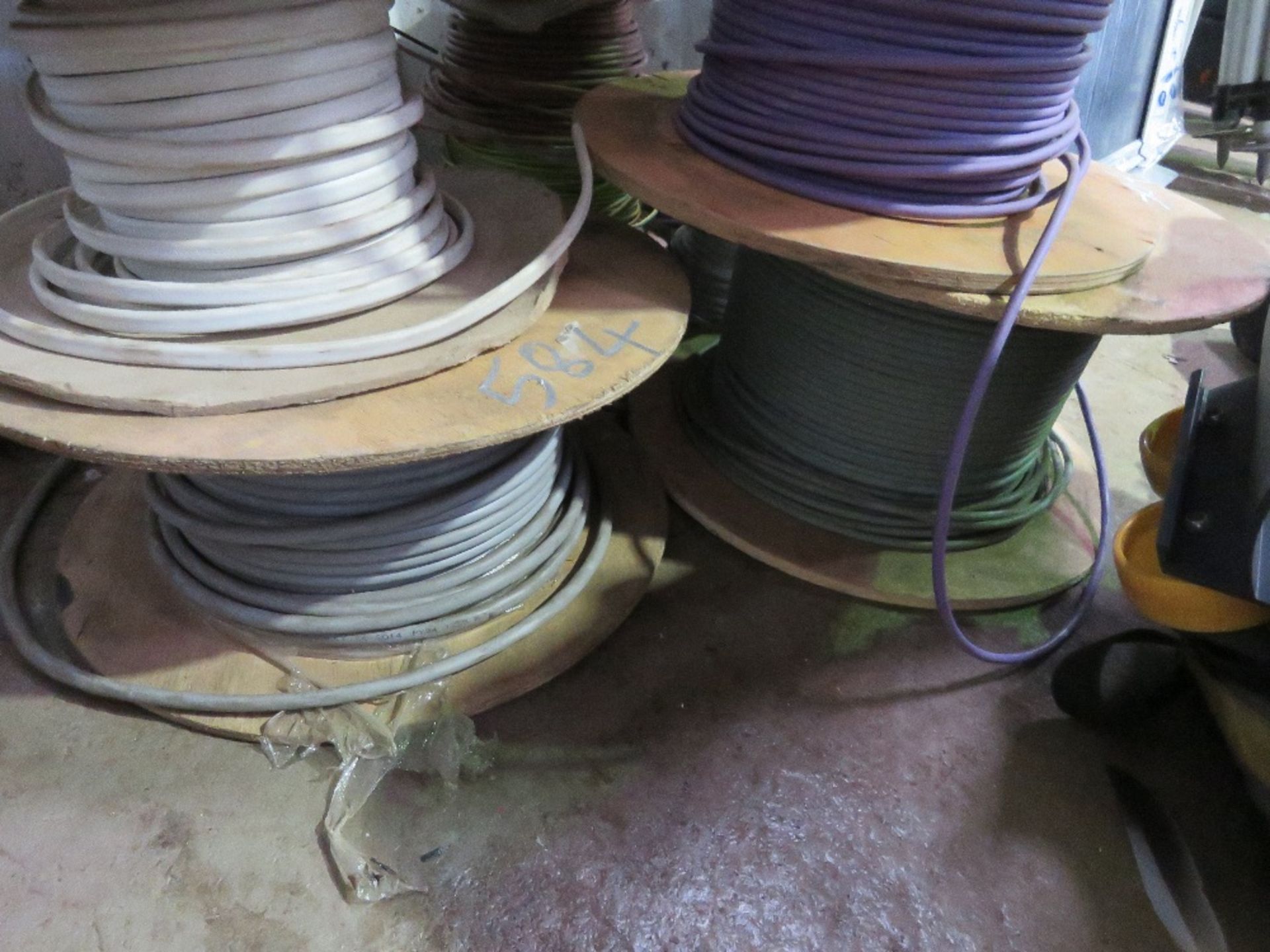 ASSORTED CABLES. THIS LOT IS SOLD UNDER THE AUCTIONEERS MARGIN SCHEME, THEREFORE NO VAT WILL BE C - Image 2 of 9