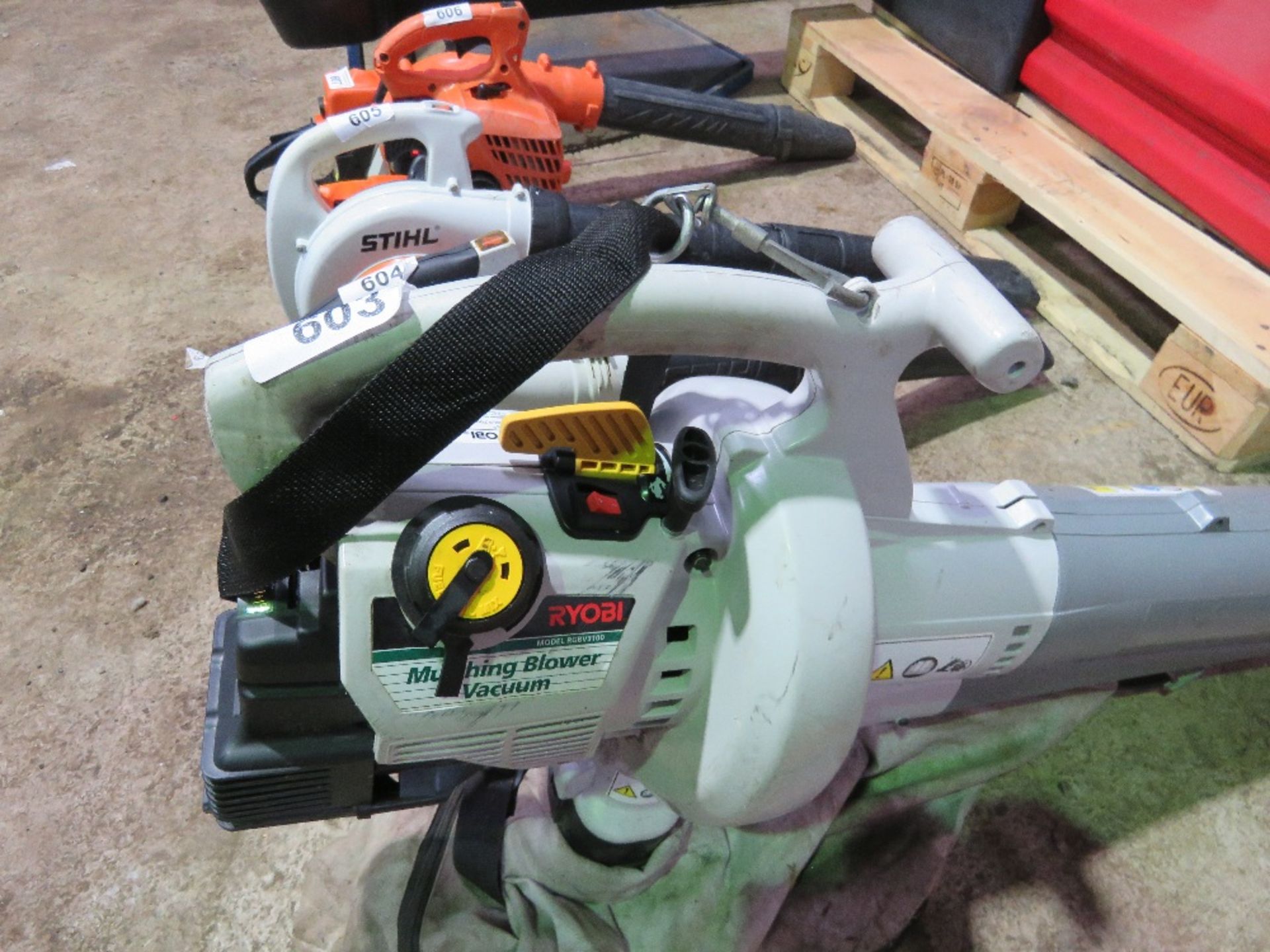 RYOBI MULCHING GARDEN VACUUM. THIS LOT IS SOLD UNDER THE AUCTIONEERS MARGIN SCHEME, THEREFORE NO - Image 3 of 5