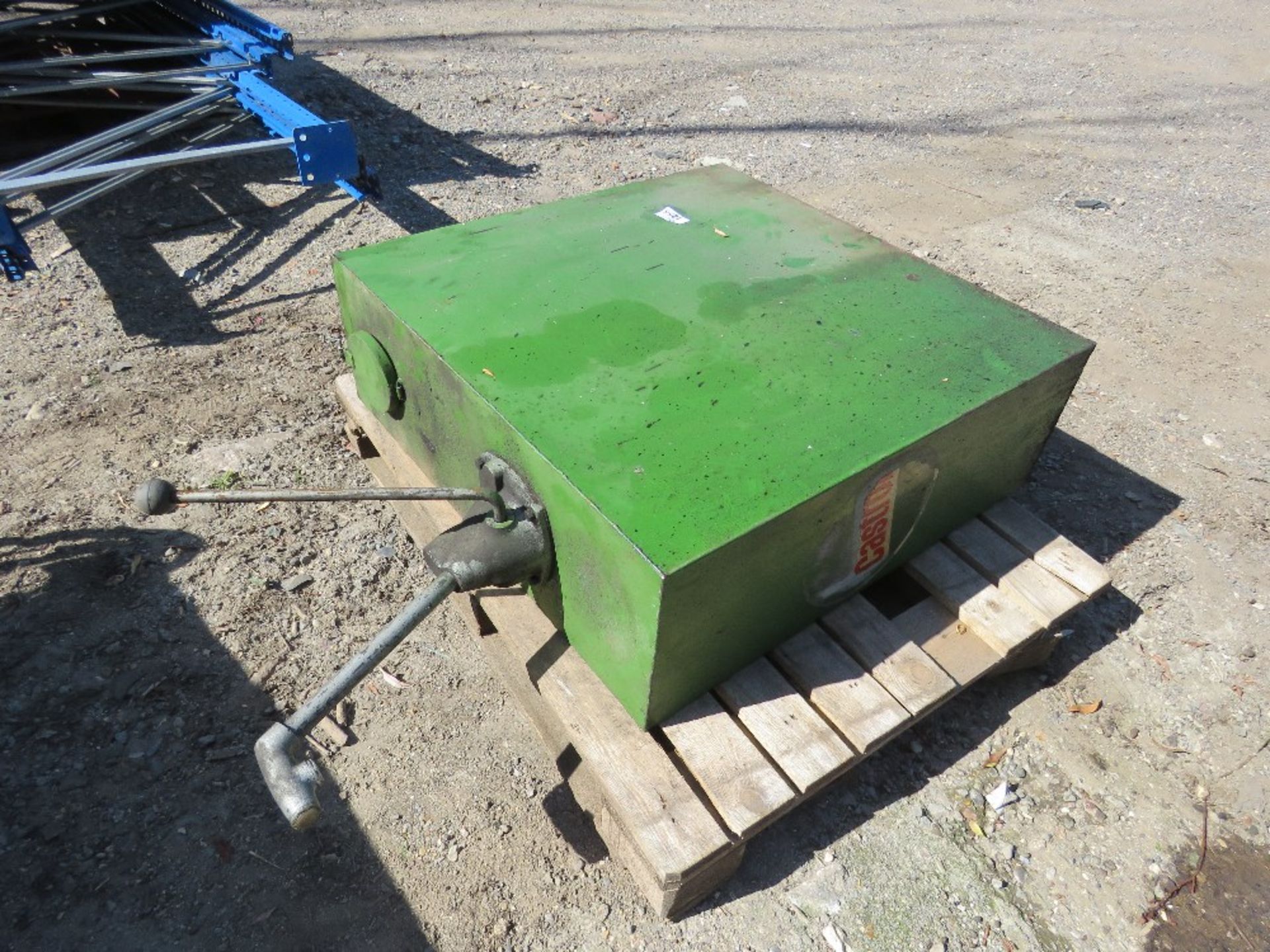 OIL TANK WITH HAND PUMP. THIS LOT IS SOLD UNDER THE AUCTIONEERS MARGIN SCHEME, THEREFORE NO VAT W - Image 2 of 2