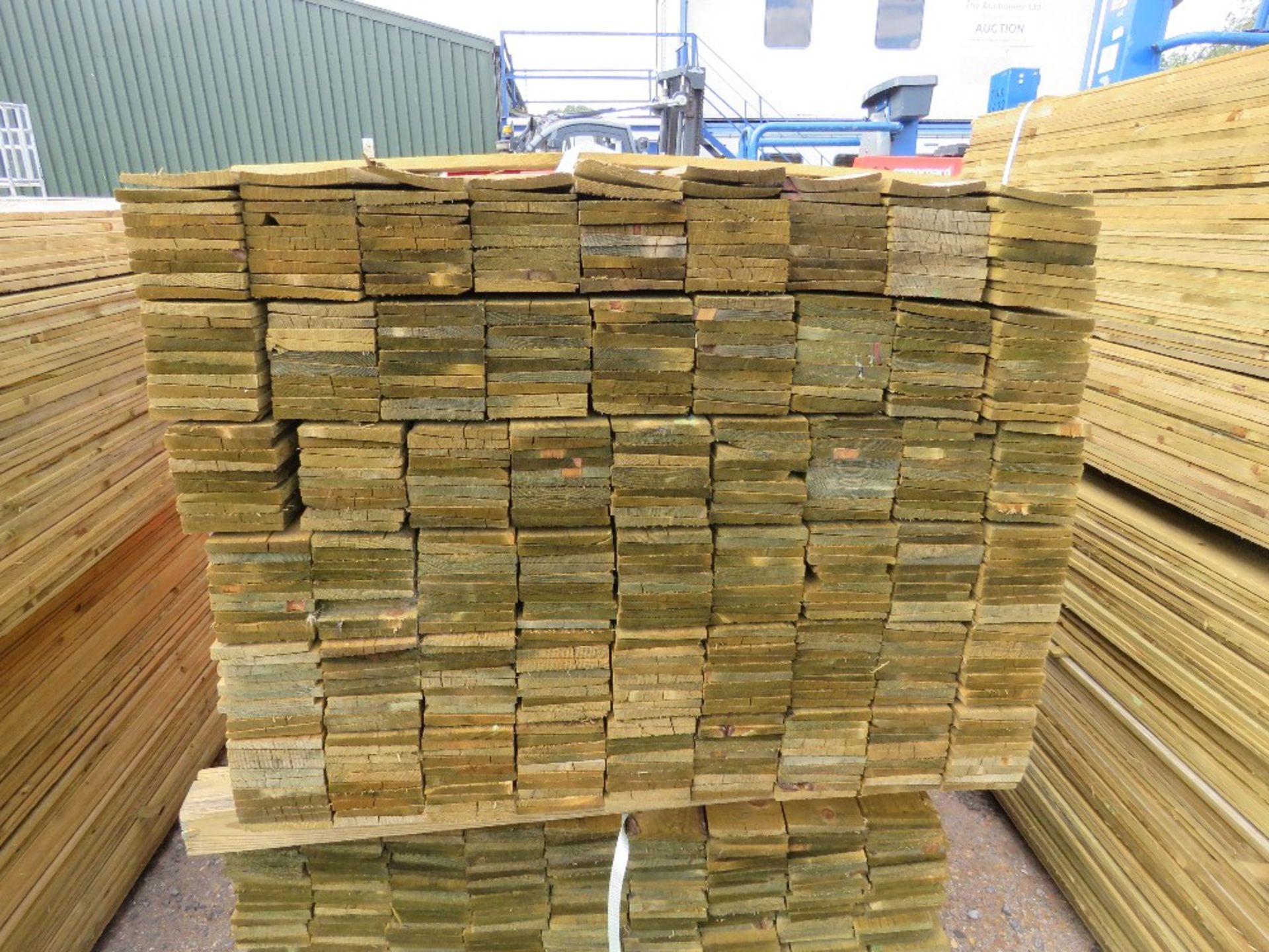 LARGE PACK OF PRESSURE TREATED FEATHER EDGE FENCE CLADDING TIMBER BOARDS. 1.50M LENGTH X 100MM WIDTH - Image 2 of 3