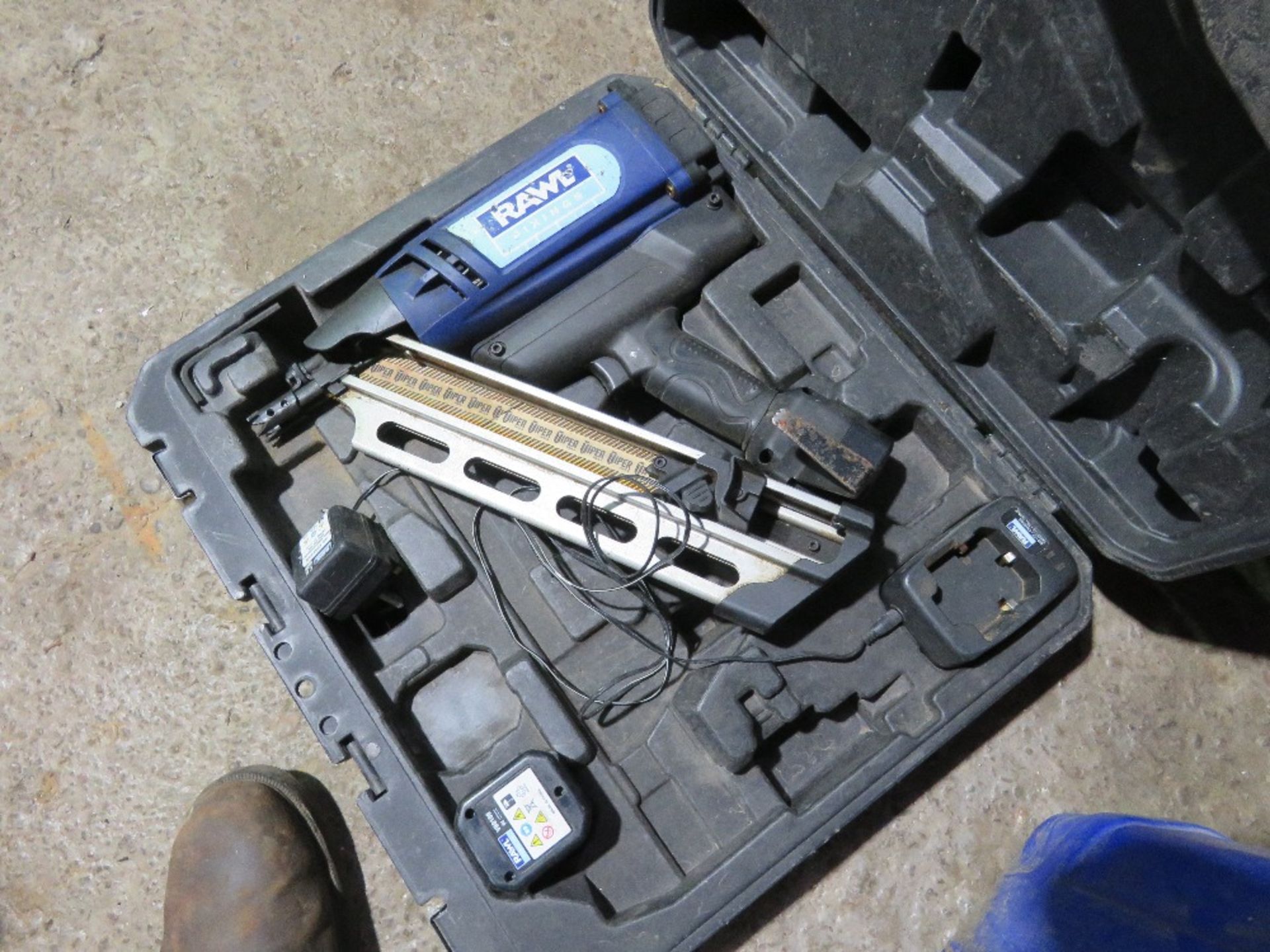 RAWL BATTERY NAIL GUN IN A CASE. THIS LOT IS SOLD UNDER THE AUCTIONEERS MARGIN SCHEME, THEREFORE