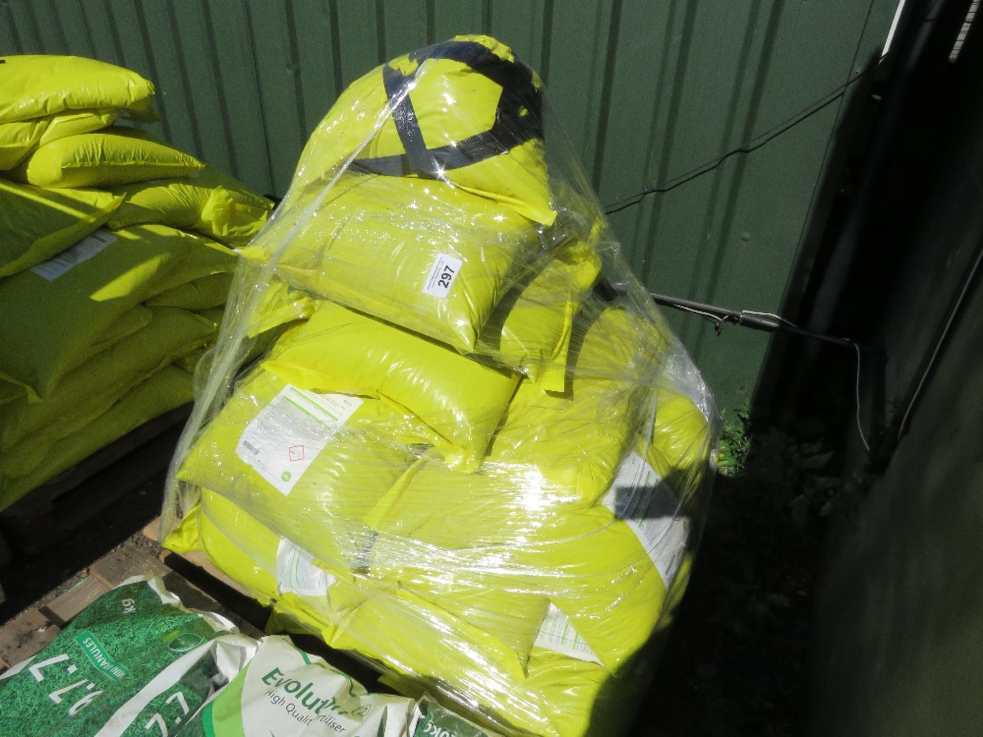 PALLET CONTAINING APPROXIMATELY 18NO BAGS OF 9.7.7 FERTILISER, YELLOW BAGS. DIRECT FROM LOCAL LANDSC - Image 2 of 6