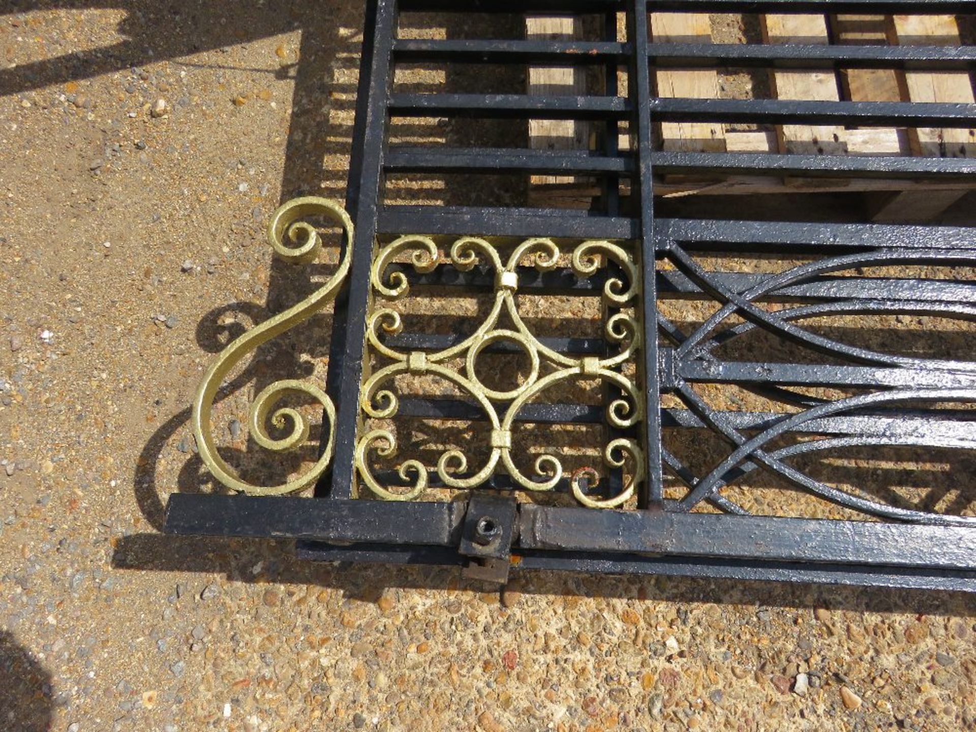 PAIR OF EXTRA HEAVY DUTY METAL DRIVEWAY GATES 1.53M HEIGHT X 2.03M WIDTH EACH APPROX. THIS LOT IS - Image 4 of 6