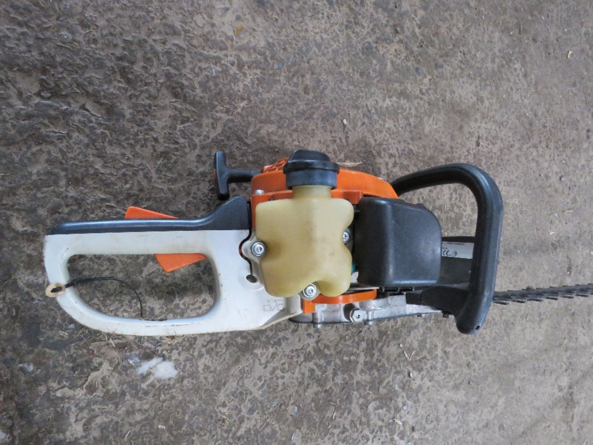 STIHL HS45 PETROL ENGINED HEDGE CUTTER. THIS LOT IS SOLD UNDER THE AUCTIONEERS MARGIN SCHEME, THE - Image 3 of 4
