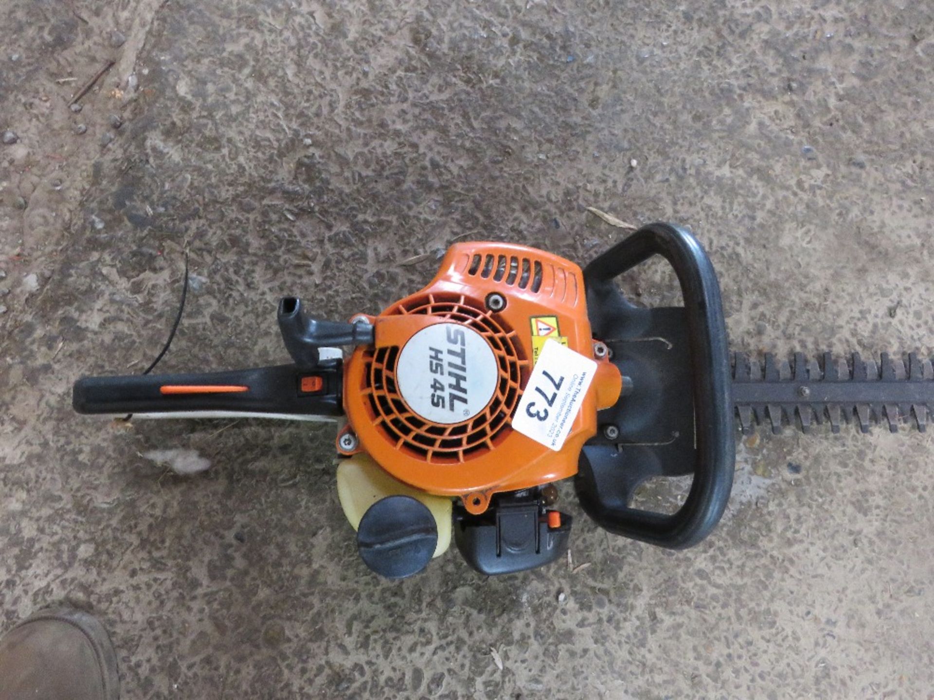 STIHL HS45 PETROL ENGINED HEDGE CUTTER. THIS LOT IS SOLD UNDER THE AUCTIONEERS MARGIN SCHEME, THE - Image 2 of 4