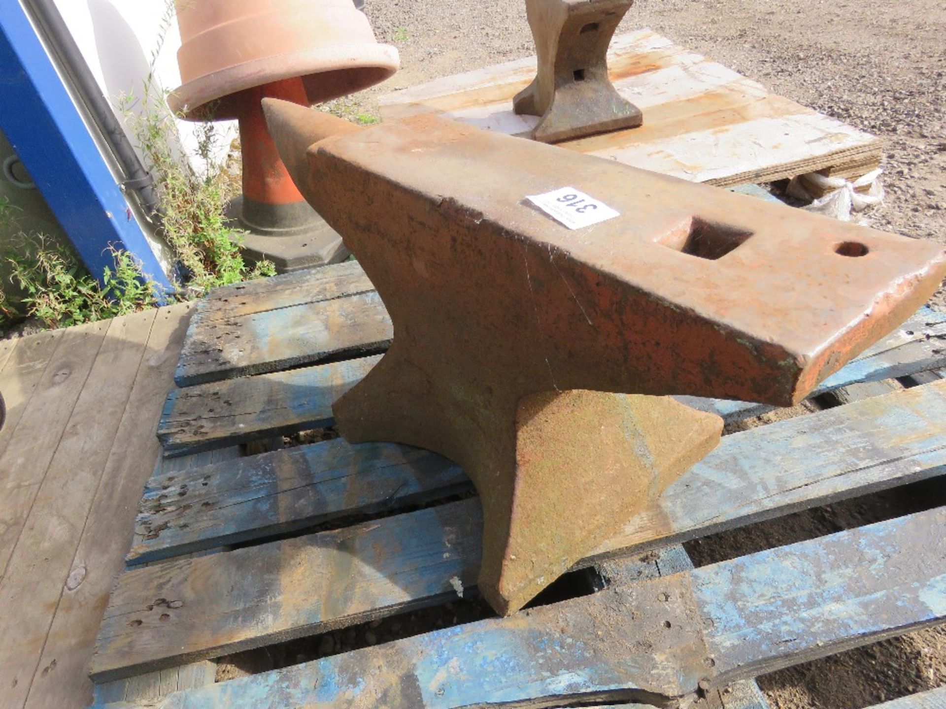 LARGE SIZED BLACKSMITH'S ANVIL. - Image 2 of 3