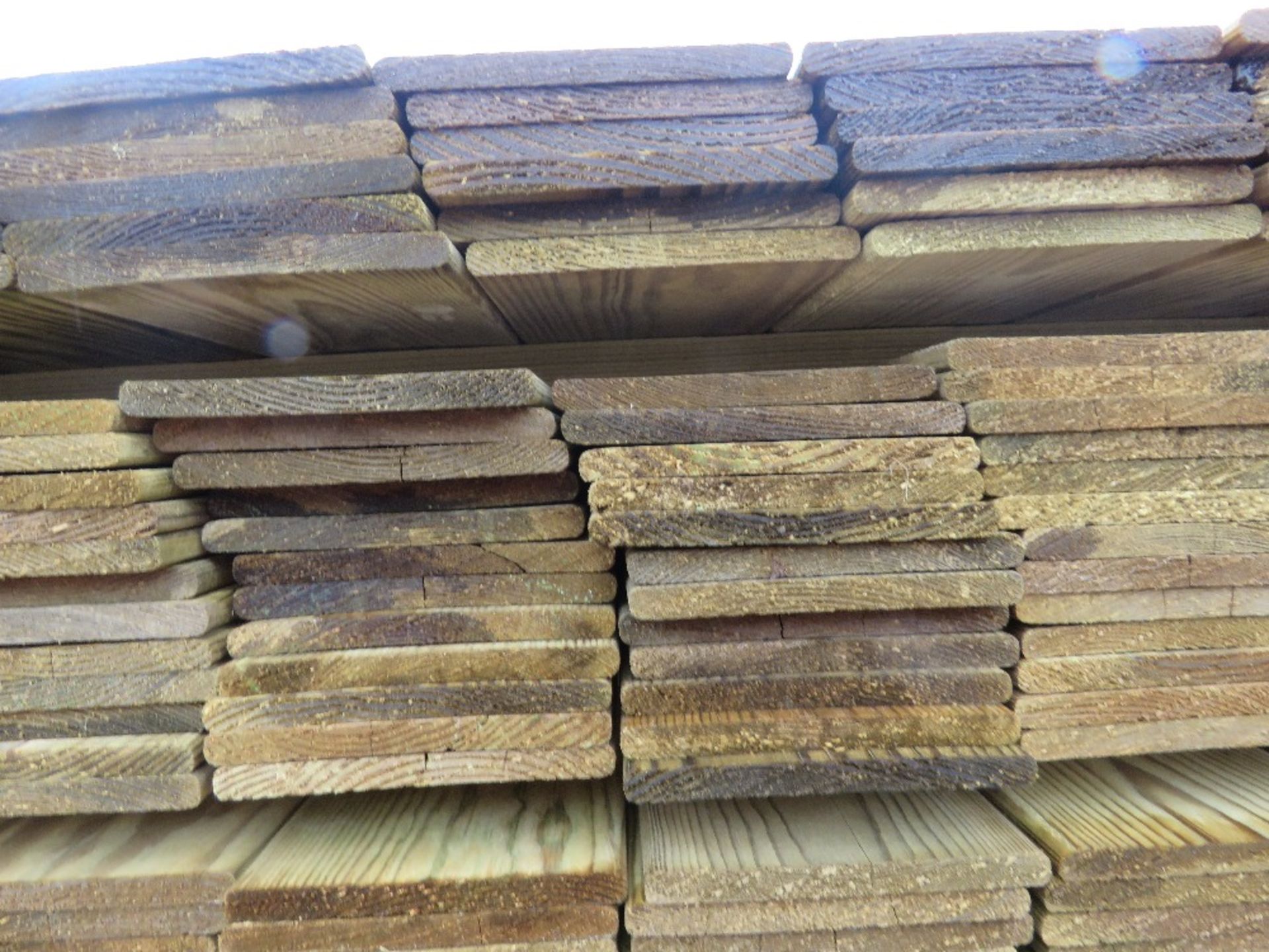 LARGE PACK OF PRESSURE TREATED HIT AND MISS FENCE CLADDING TIMBER BOARDS. 1.14M LENGTH X 100MM WIDTH - Image 3 of 3