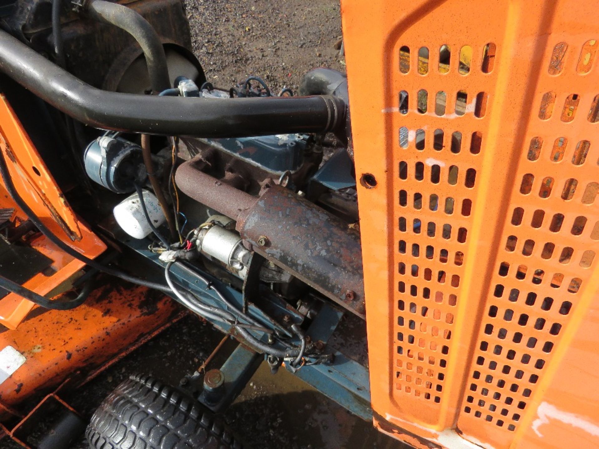 KUBOTA G3HST RIDE ON MOWER WITH DIESEL ENGINE. WHEN TESTED WAS SEEN TO DRIVE AND MOWERS ENGAGED.... - Image 8 of 9