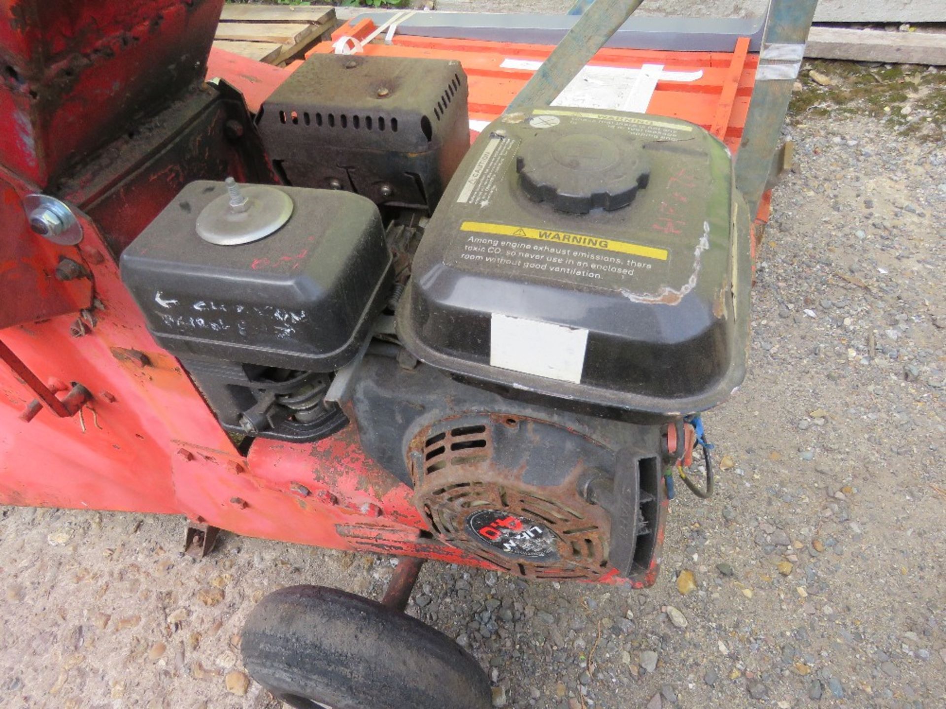 PETROL ENGINED GARDEN SHREDDER/CHIPPER ON WHEELS. - Image 2 of 4