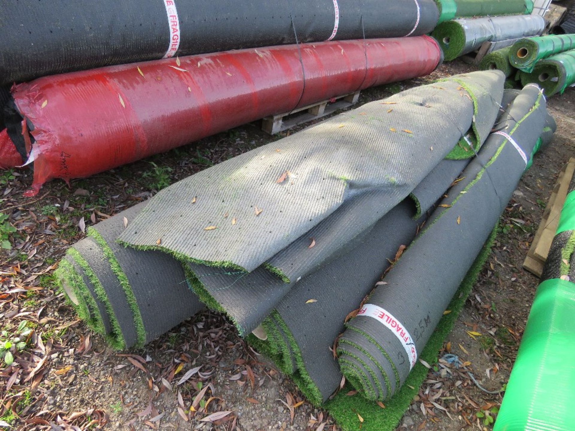 PALLET OF MIXED QUALITY ASTRO TURF FAKE LAWN GRASS, 3-4 METRE WIDTH APPROX, ASSORTED LENGTHS. THI - Bild 3 aus 4