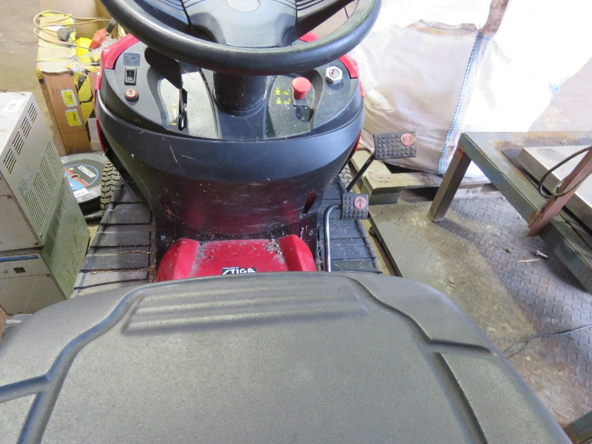 MOUNTFIELD T40H HYDRO DRIVE RIDE ON MOWER WITH REAR COLLECTOR. YEAR 2021. WHEN TESTED WAS SEEN TO DR - Image 4 of 6