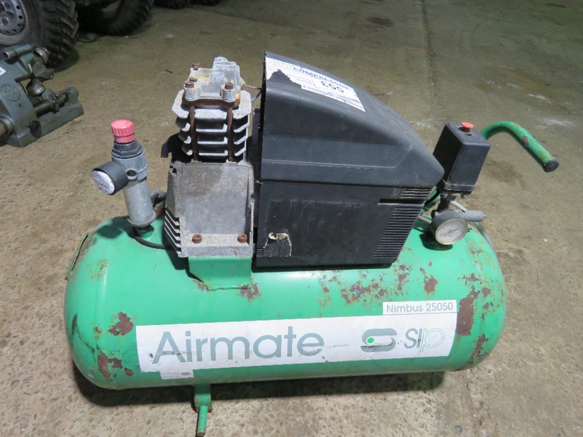 SMALL SIZED AIR COMPRESSOR. - Image 2 of 3