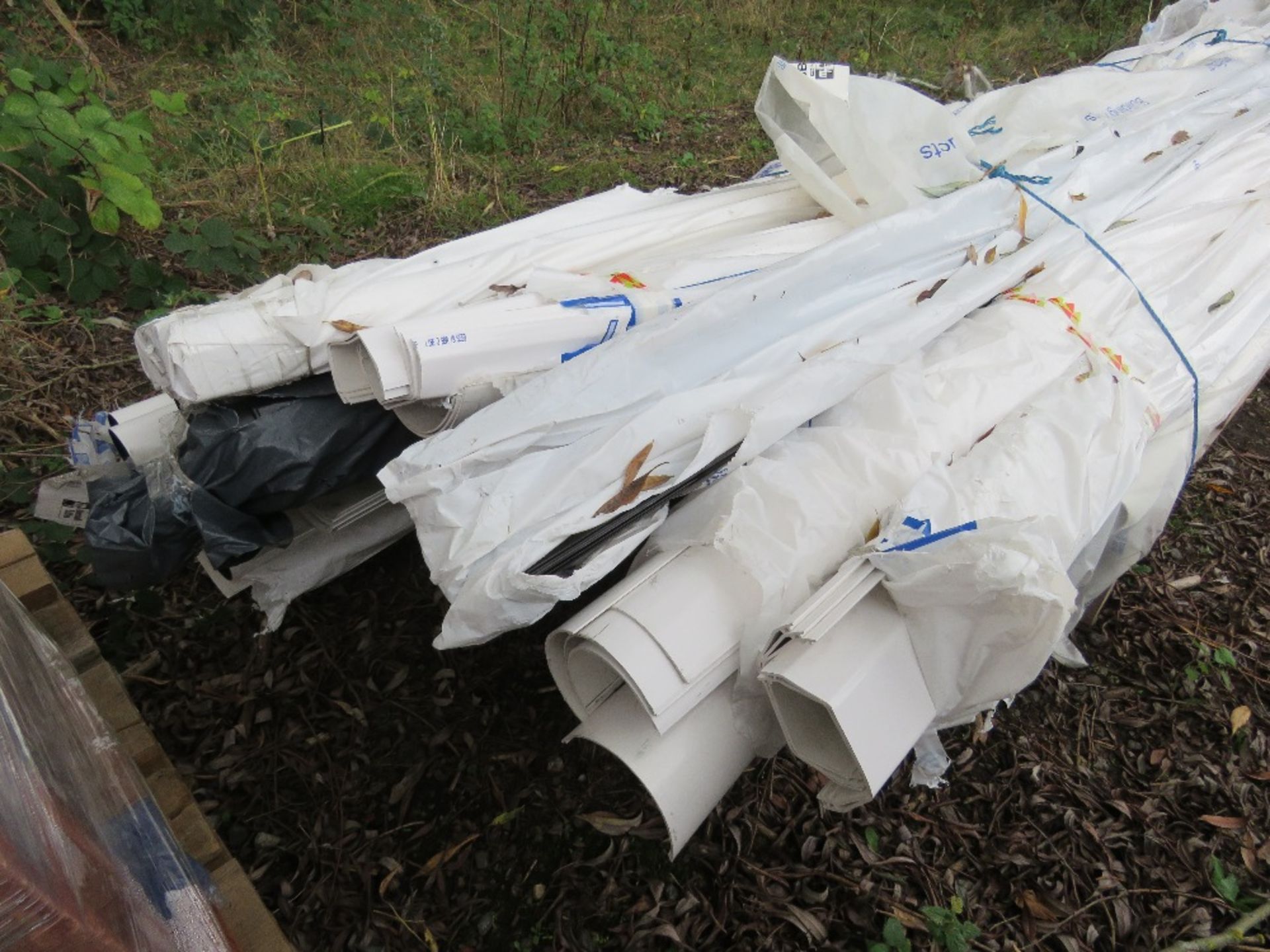 ASSORTED LONG LENGTH PLASTIC GUTTERING ITEMS. THIS LOT IS SOLD UNDER THE AUCTIONEERS MARGIN SCHEM - Image 4 of 4