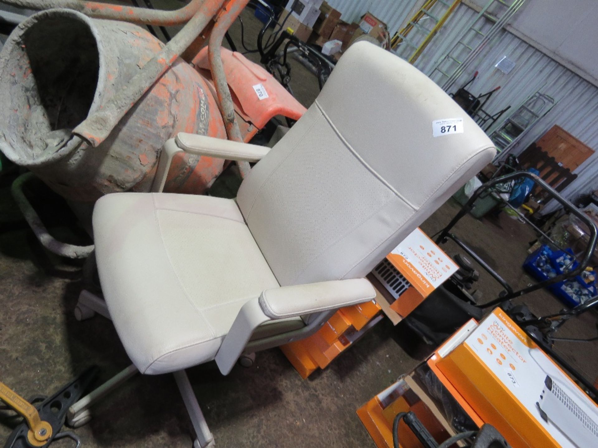 CREAM COLOURED OFFICE CHAIR. THIS LOT IS SOLD UNDER THE AUCTIONEERS MARGIN SCHEME, THEREFORE NO