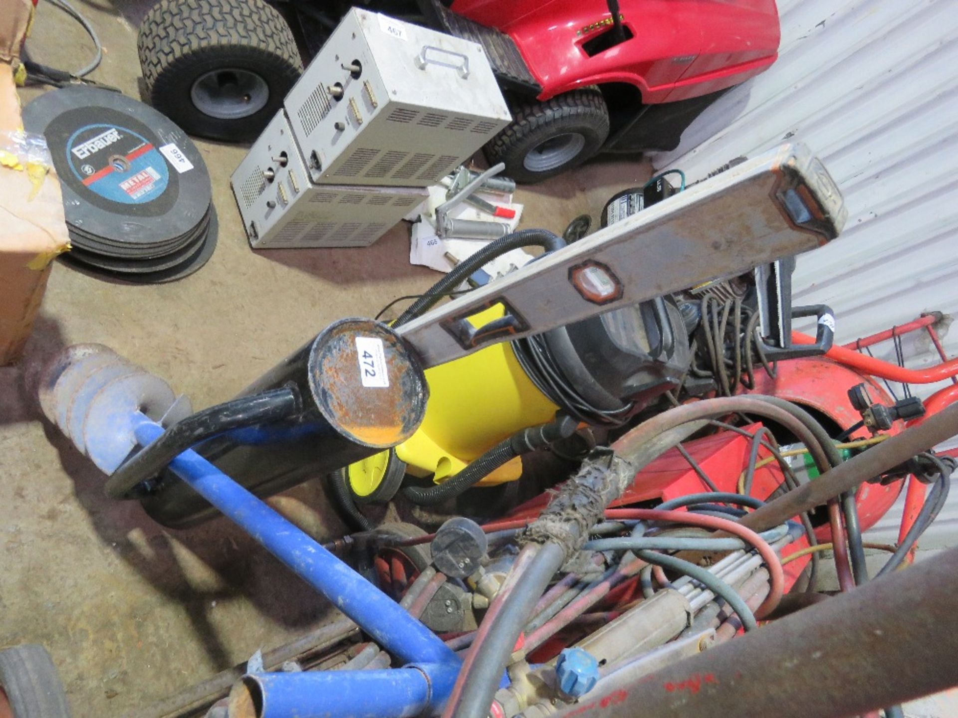SPIRIT LEVEL, HAND AUGER AND POST DRIVER. SOURCED FROM SITE CLOSURE/CLEARANCE. - Image 4 of 4