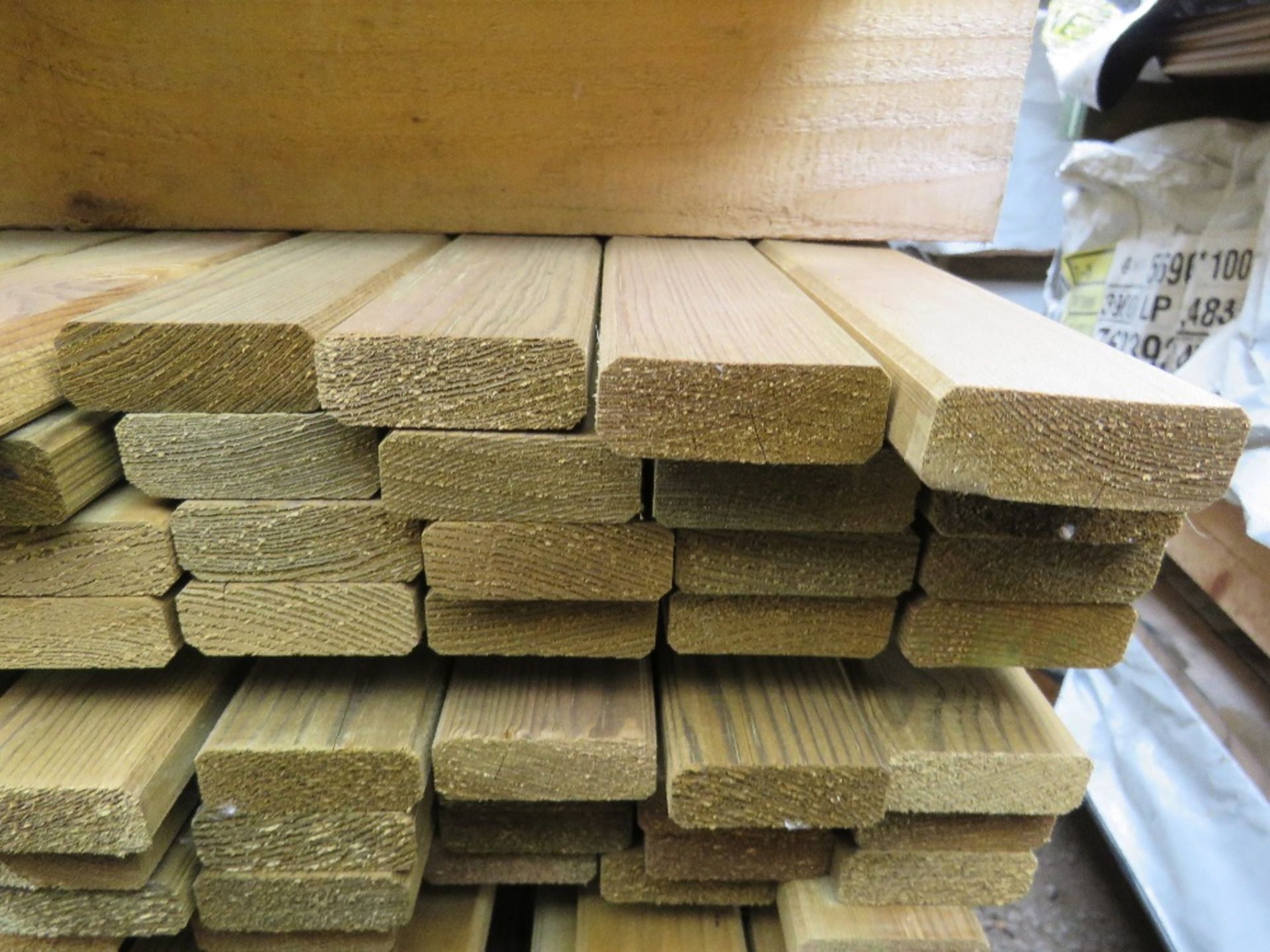 LARGE PACK OF TREATED VENETIAN PALE FENCE CLADDING SLATS: 1.83M LENGTH X 45MM X 18MM APPROX. - Image 3 of 3