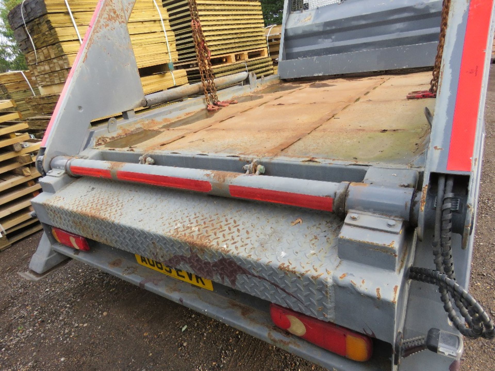 ISUZU N2R N75-150 7.5 TONNE SKIP LORRY REG: AO65 EVK. FIRST REGISTERED 12/11/2015 WITH V5. (CHECKED - Image 8 of 12