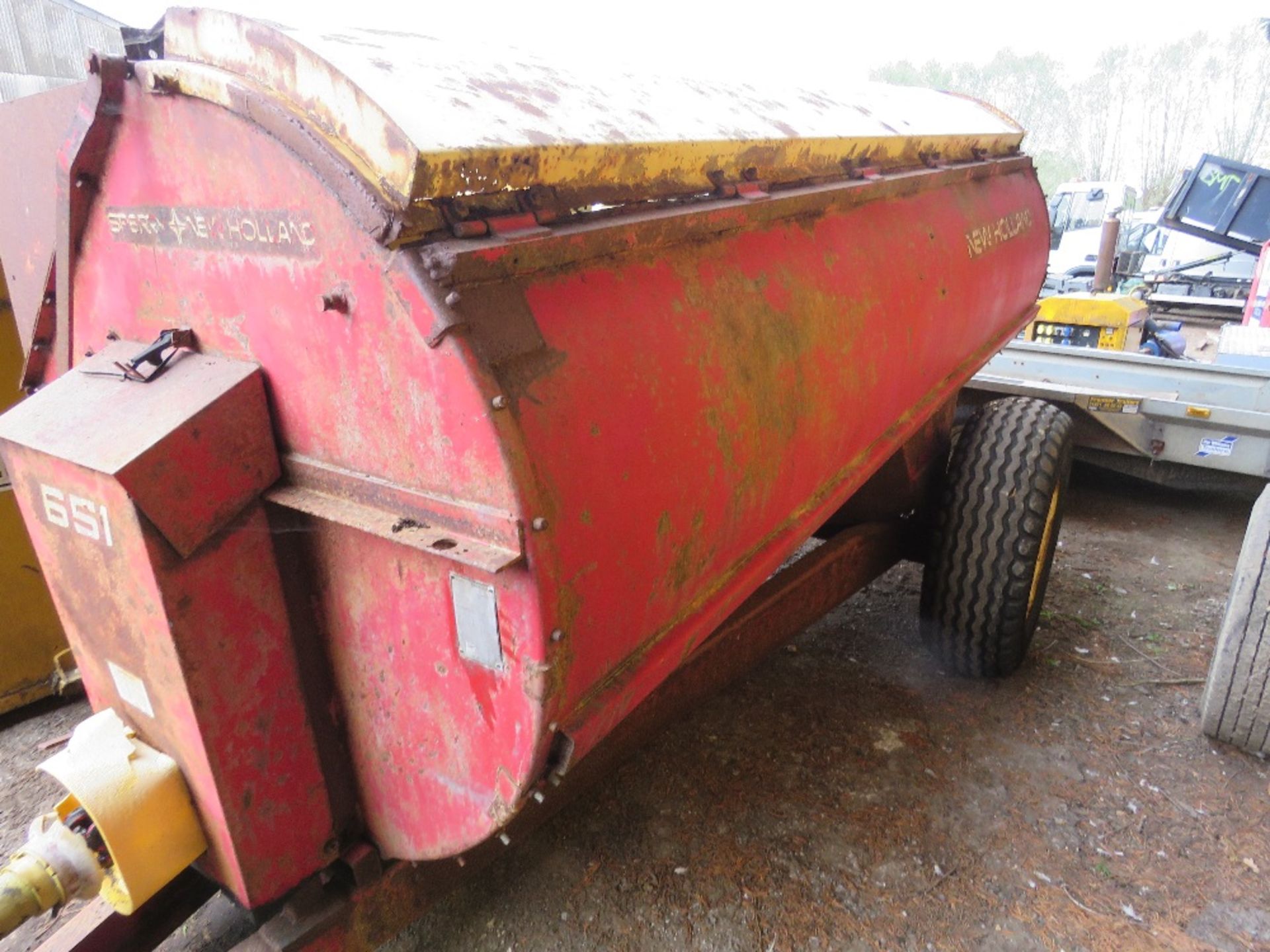 NEW HOLLAND 651 TRACTOR TOWED SIDE DISCHARGE MUCK SPREADER, IDEAL FOR STABLES OR SMALLHOLDING. - Image 5 of 8