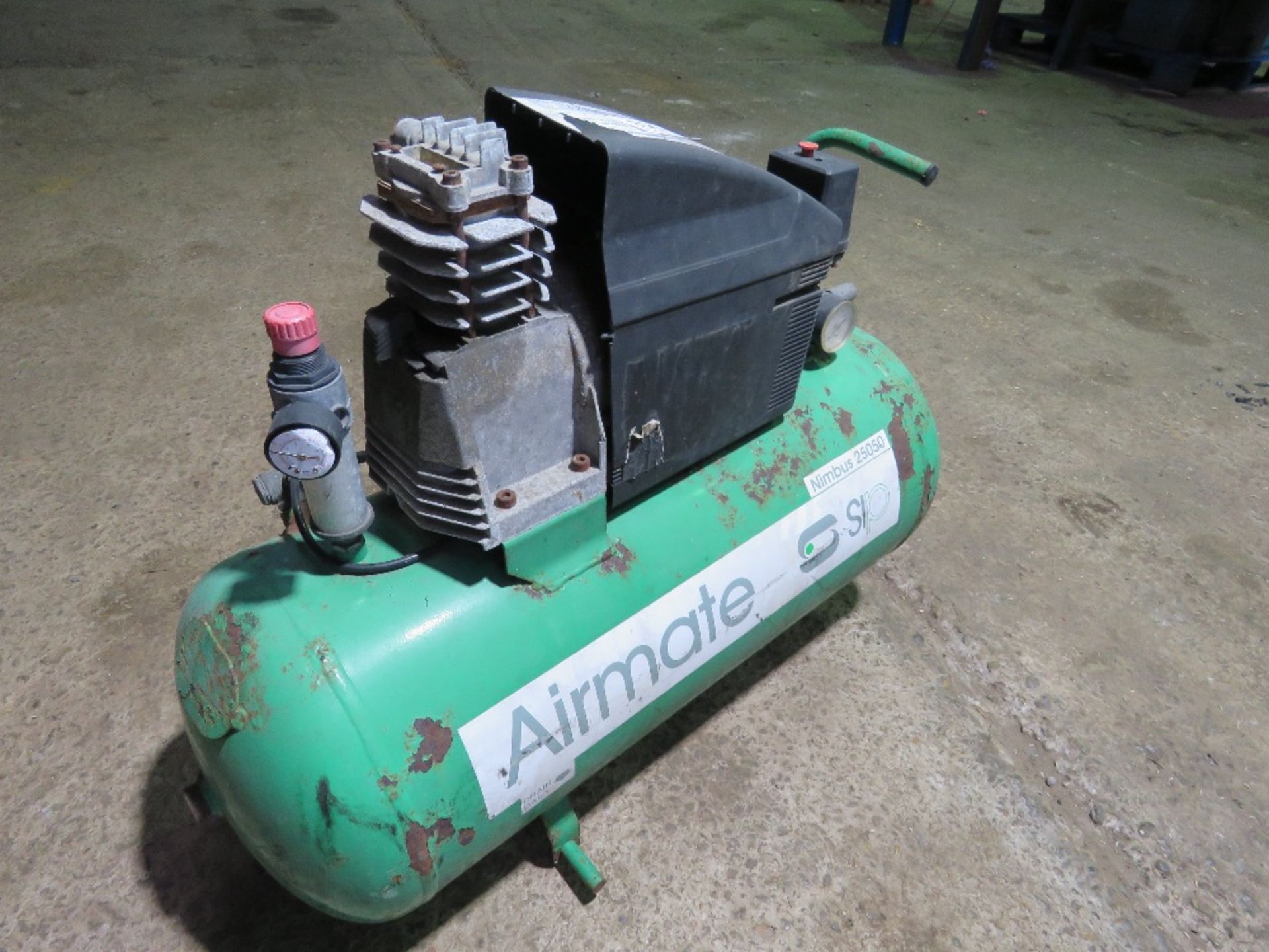 SMALL SIZED AIR COMPRESSOR. - Image 3 of 3