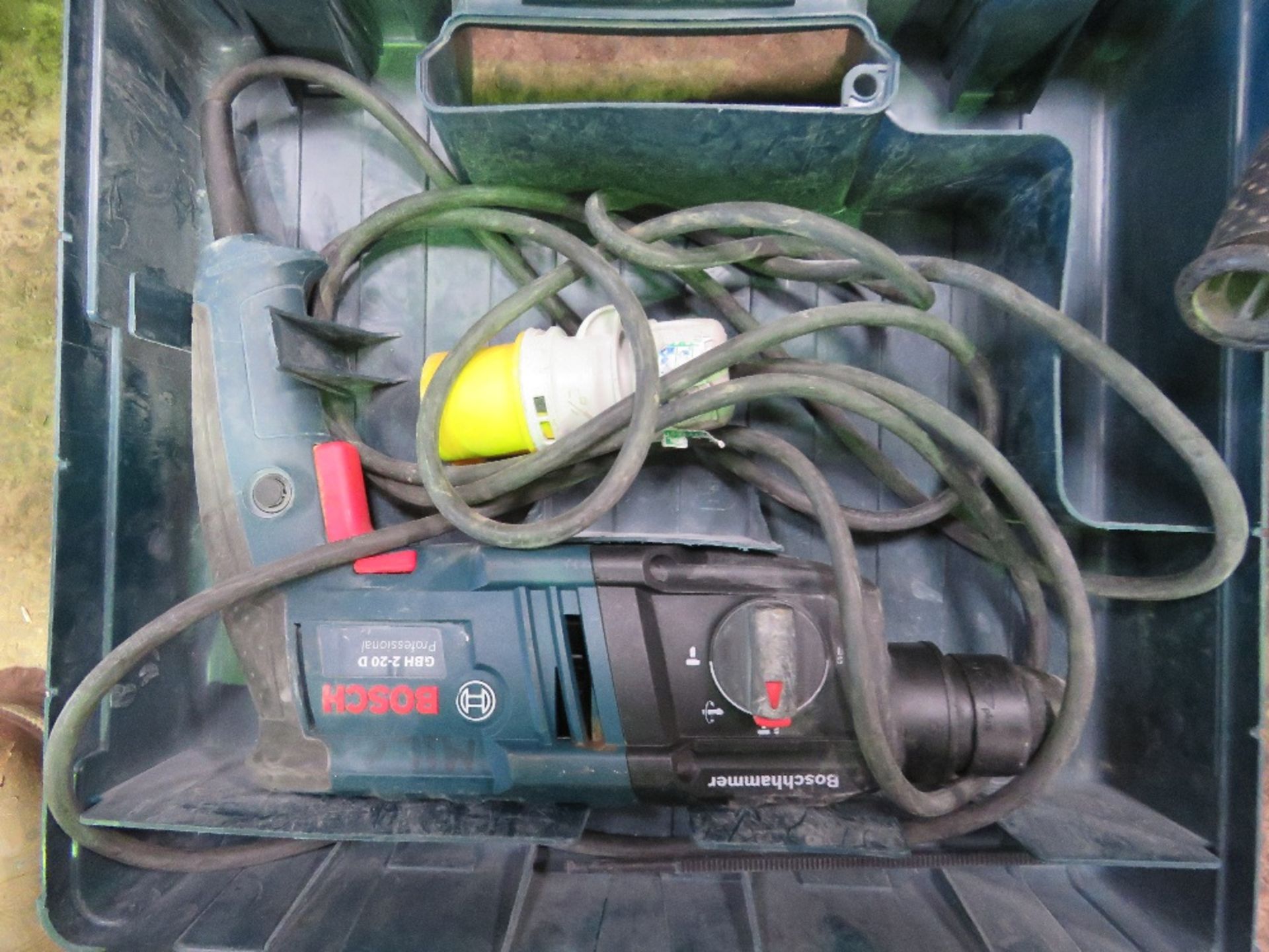 2X 110V BOSCH DRILLS SOURCED FROM LARGE CONSTRUCTION COMPANY LIQUIDATION. - Image 3 of 4