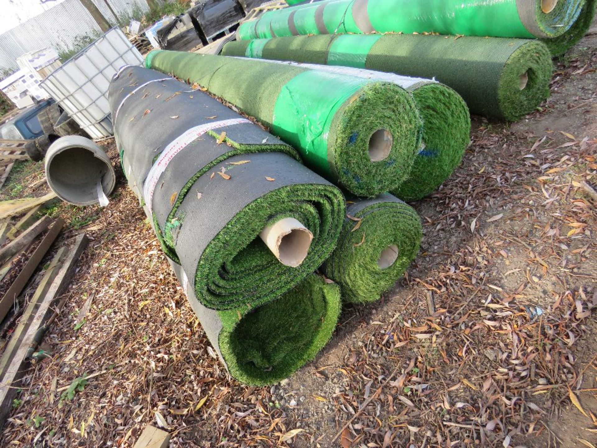 5 X ROLLS OF QUALITY ASTRO TURF FAKE LAWN GRASS, 4METRE WIDTH APPROX, ASSORTED LENGTHS. THIS LOT