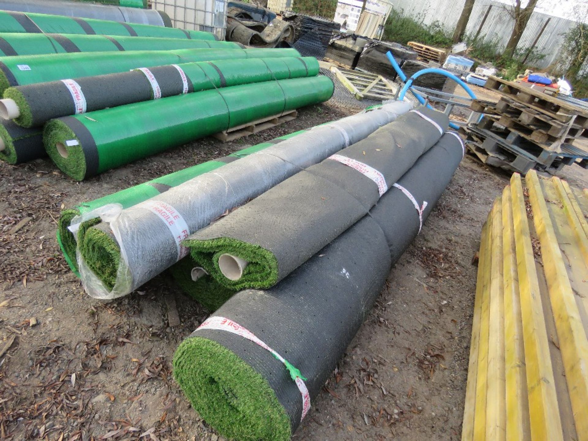 5 X ROLLS OF QUALITY ASTRO TURF FAKE LAWN GRASS, 4METRE WIDTH APPROX, ASSORTED LENGTHS. THIS LOT