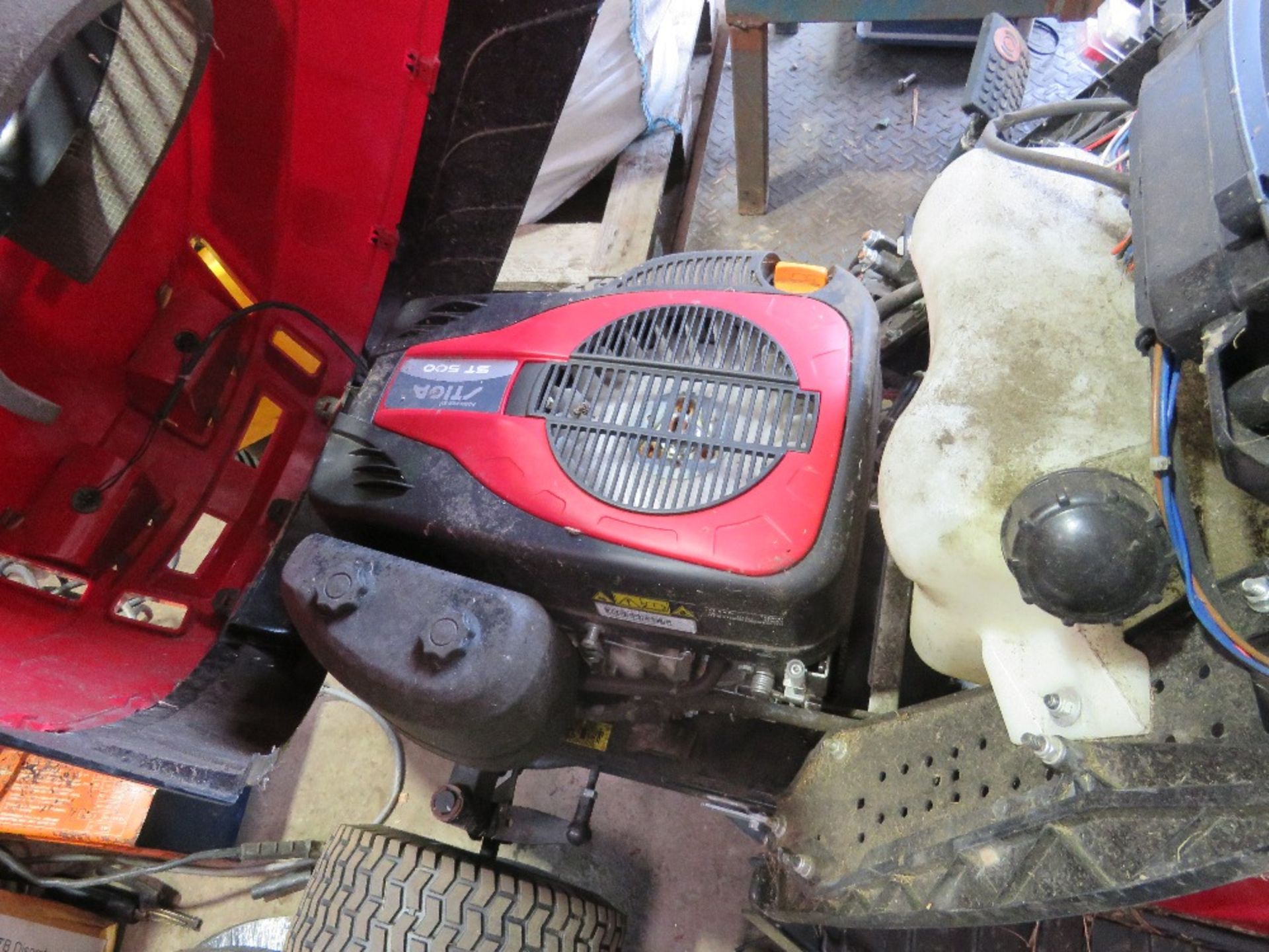 MOUNTFIELD T40H HYDRO DRIVE RIDE ON MOWER WITH REAR COLLECTOR. YEAR 2021. WHEN TESTED WAS SEEN TO DR - Image 6 of 6