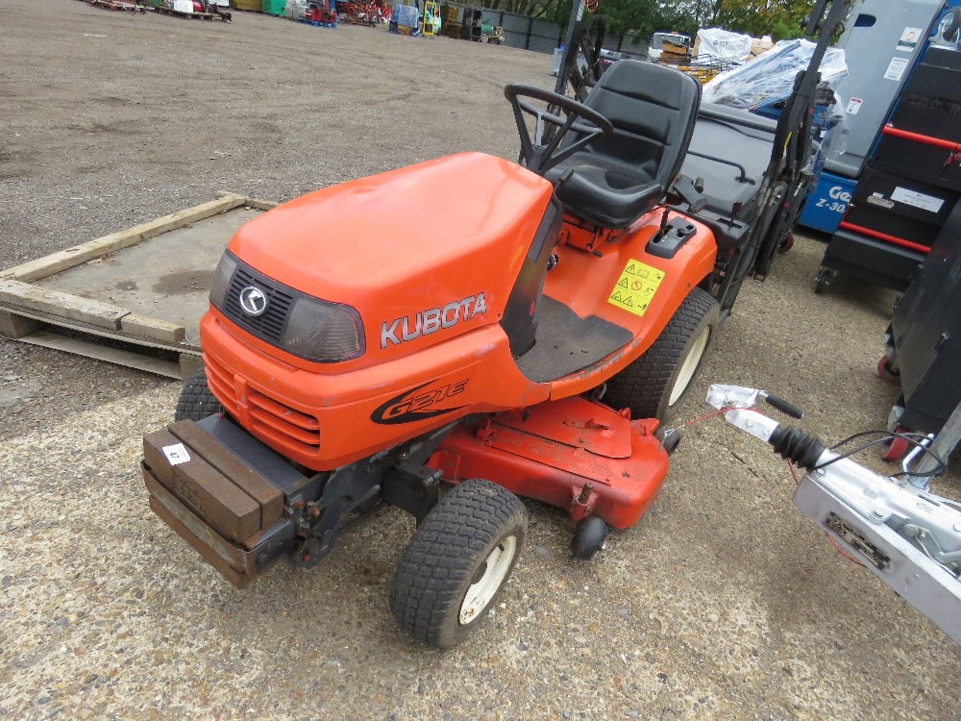 KUBOTA G21E RIDE ON MOWER WITH HIGH DISCHARGE COLLECTOR, YEAR 2014. WHEN TESTED WAS SEEN TO RUN, DRI - Image 2 of 7