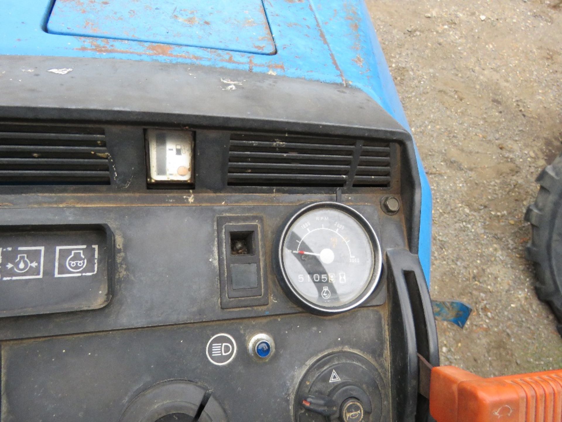 FORD 1220 4WD COMPACT TRACTOR ON GRASS TYRES. COMES WITH A BARGAM POG200/1106 TRACTOR MOUNTED CROP S - Image 11 of 17