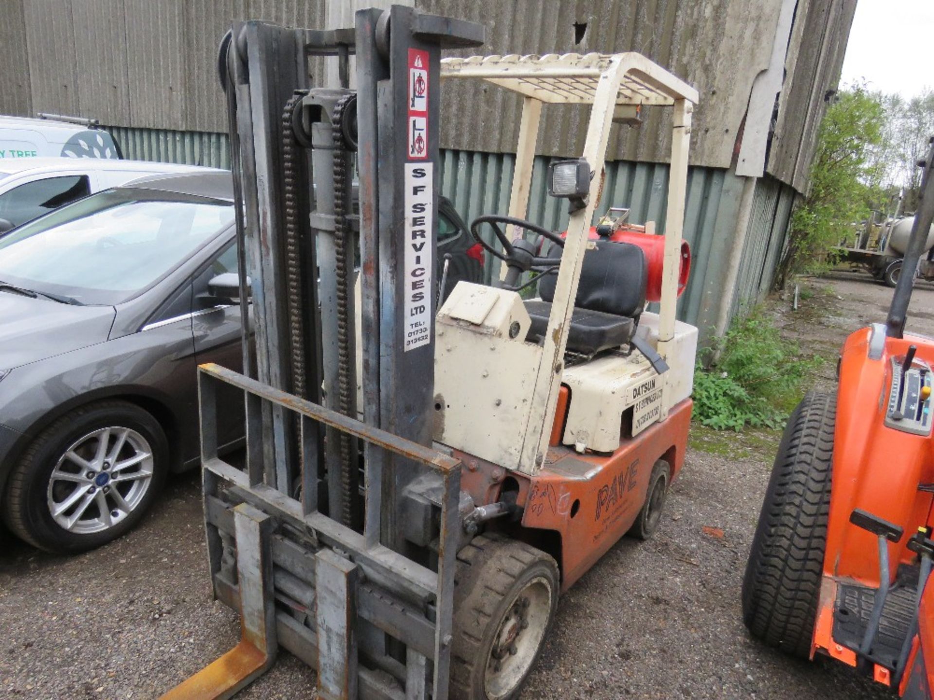 DATSUN/ NISSAN 3 TONNE GAS POWERED FORKLIFT. WHEN TESTED WAS SEEN TO DRIVE, STEER AND BRAKE (GAS LOW - Image 3 of 8