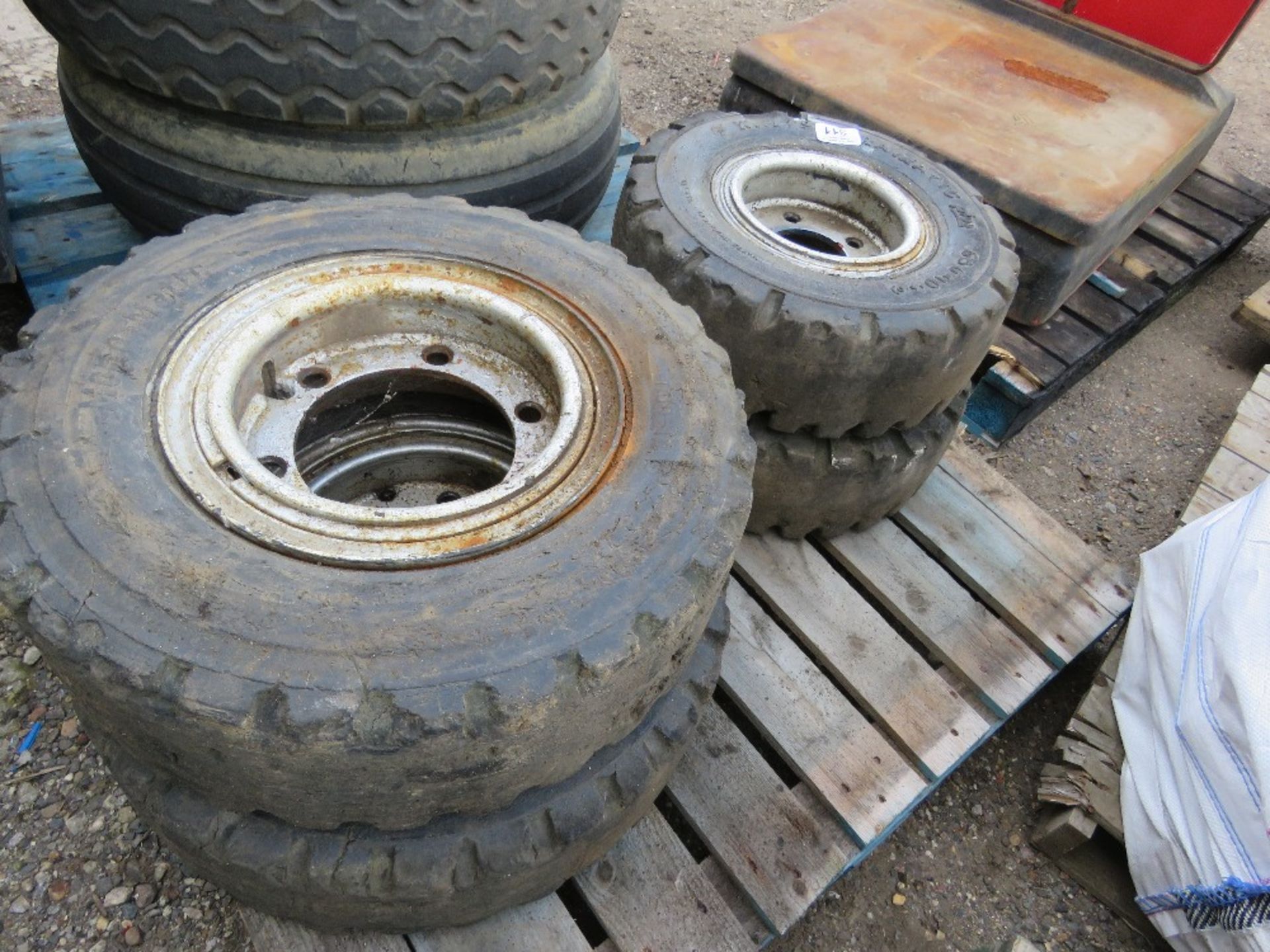 4 X SOLID FORKLIFT WHEELS AND TYRES 7.00X12 AND 6.50 X 10. THIS LOT IS SOLD UNDER THE AUCTIONEER - Image 4 of 5