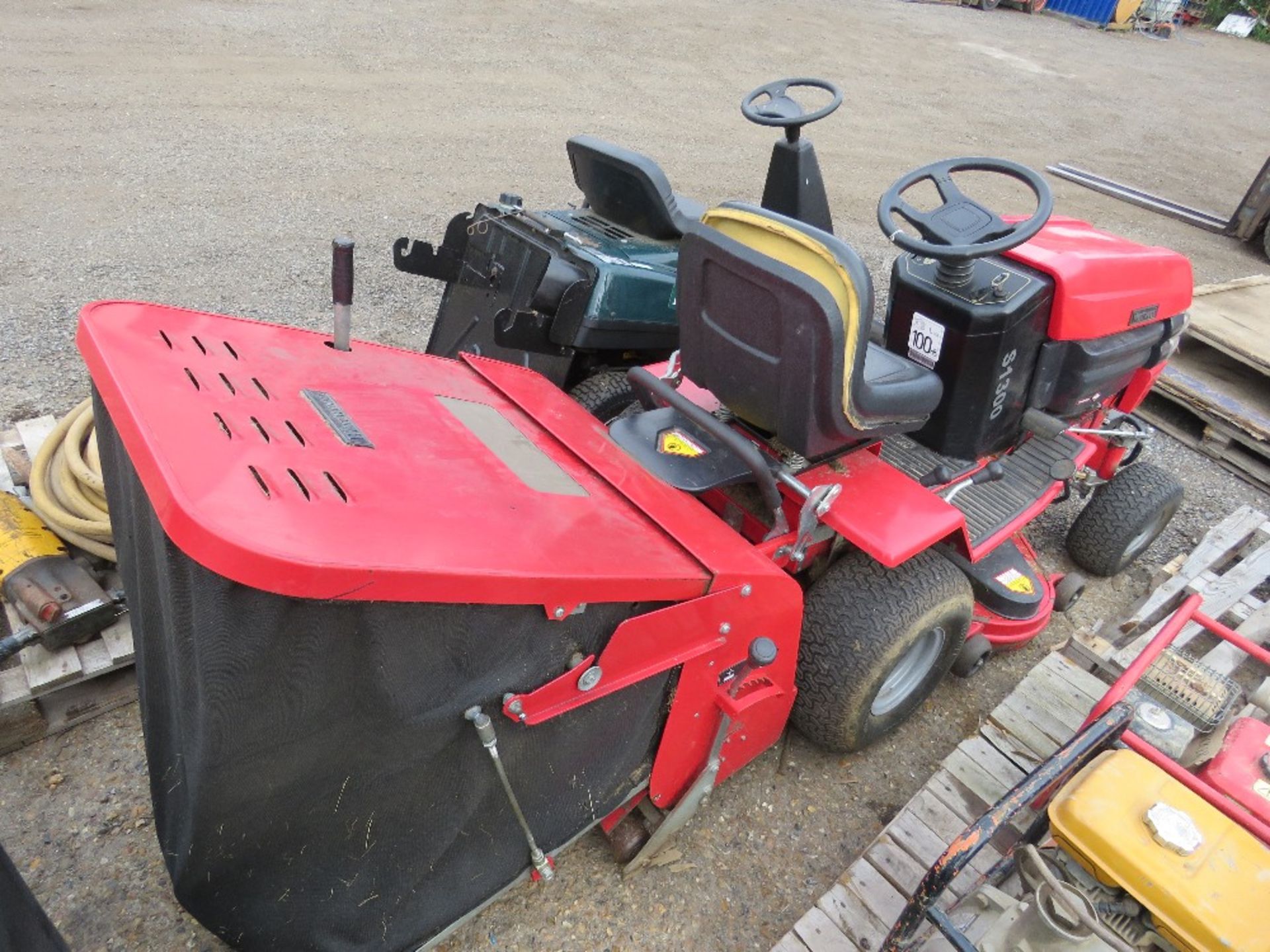 WESTWOOD S1300 RIDE ON MOWER WITH COLLECTOR. WHEN TESTED WAS SEEN TO RUN, DRIVE AND MOWERS ENGAGED. - Image 4 of 6