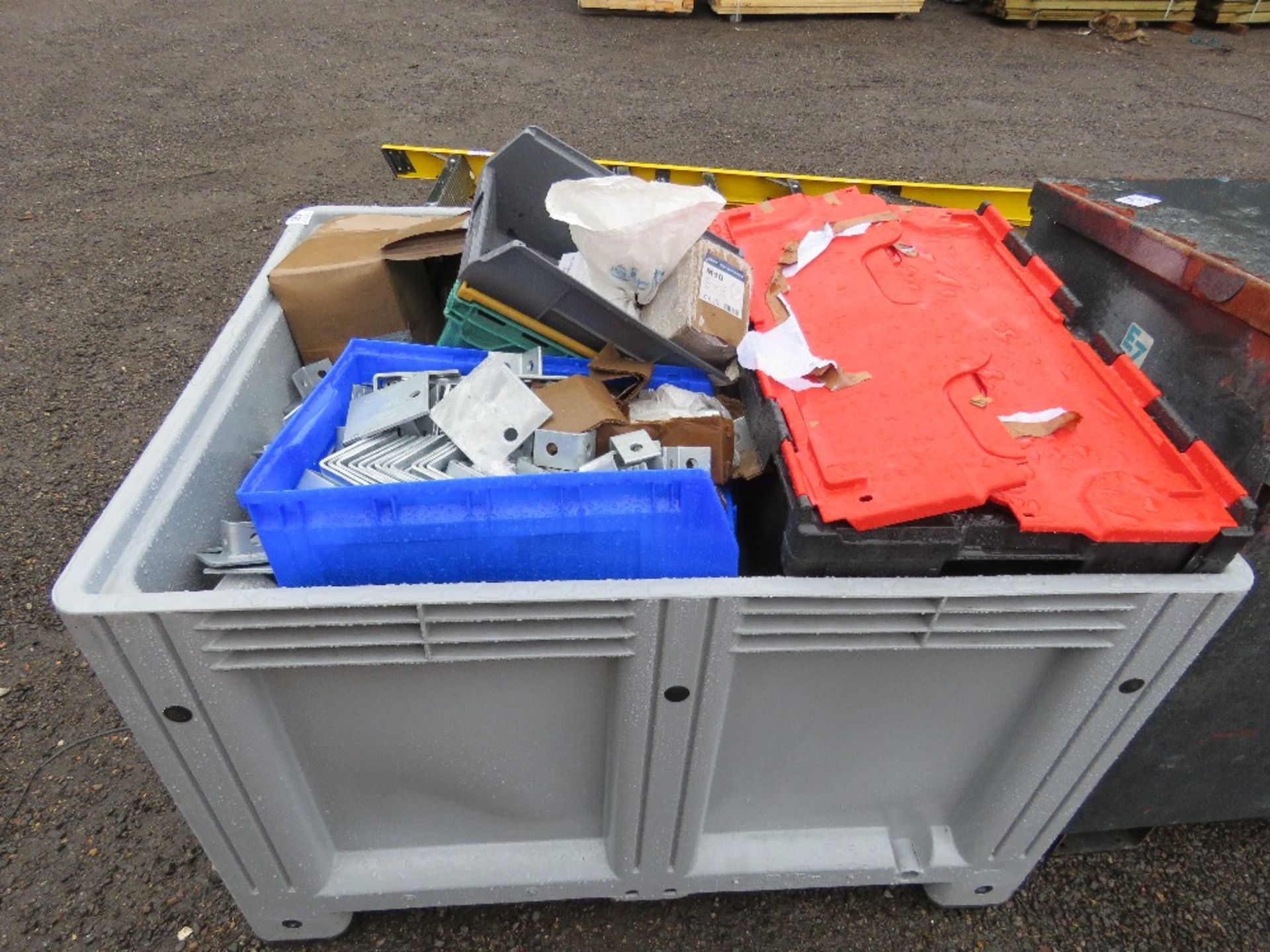 STILLAGE CONTAINING HEAVY DUTY METAL BRACKETS ETC. SOURCED FROM LARGE CONSTRUCTION COMPANY LIQUIDATI - Image 3 of 5