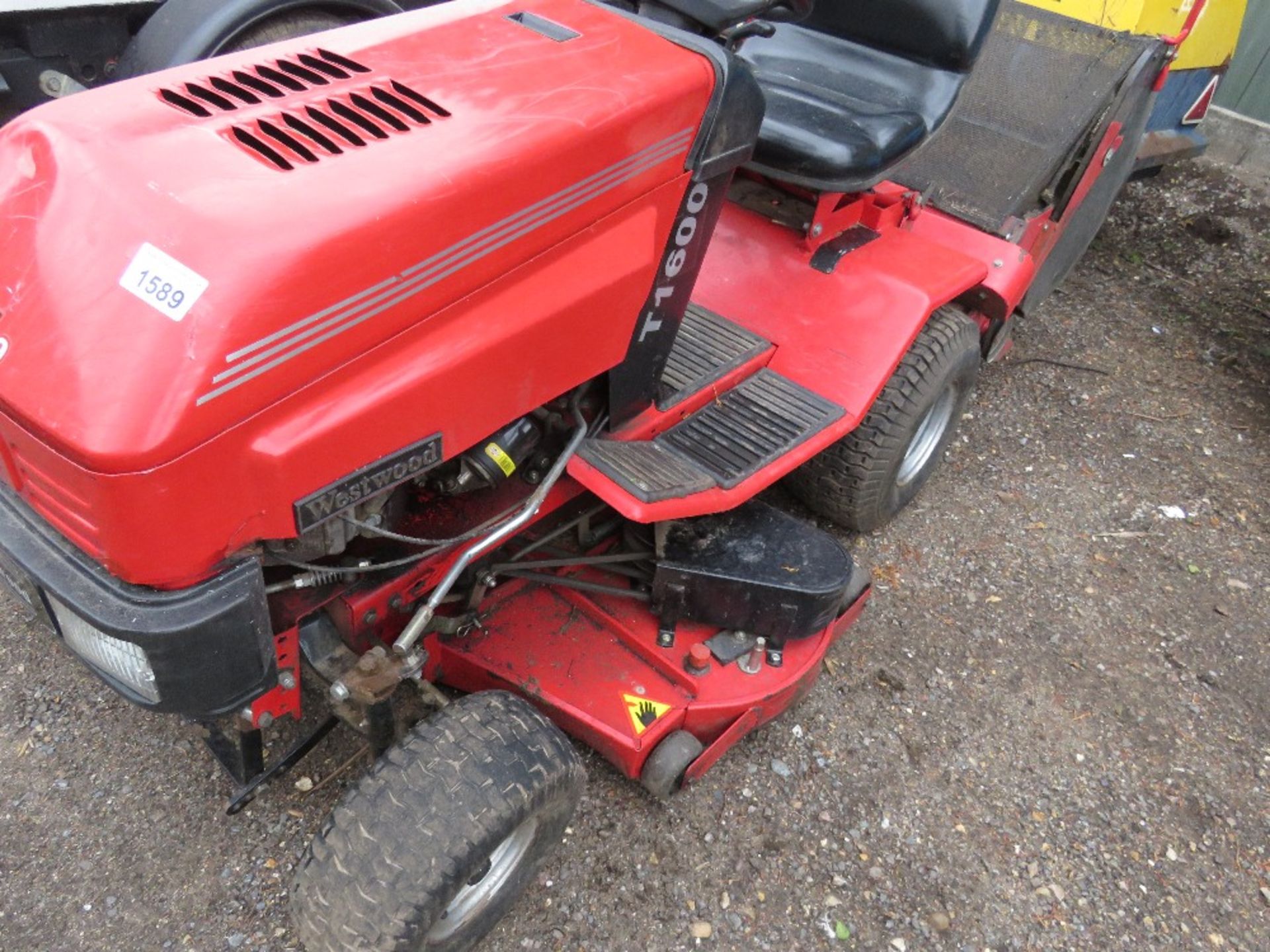 WESTWOOD T1600 RIDE ON MOWER WITH COLLECTOR, HYDROSTATIC DRIVE. WHEN TESTED WAS SEEN TO RUN, DRIVE A - Image 2 of 4