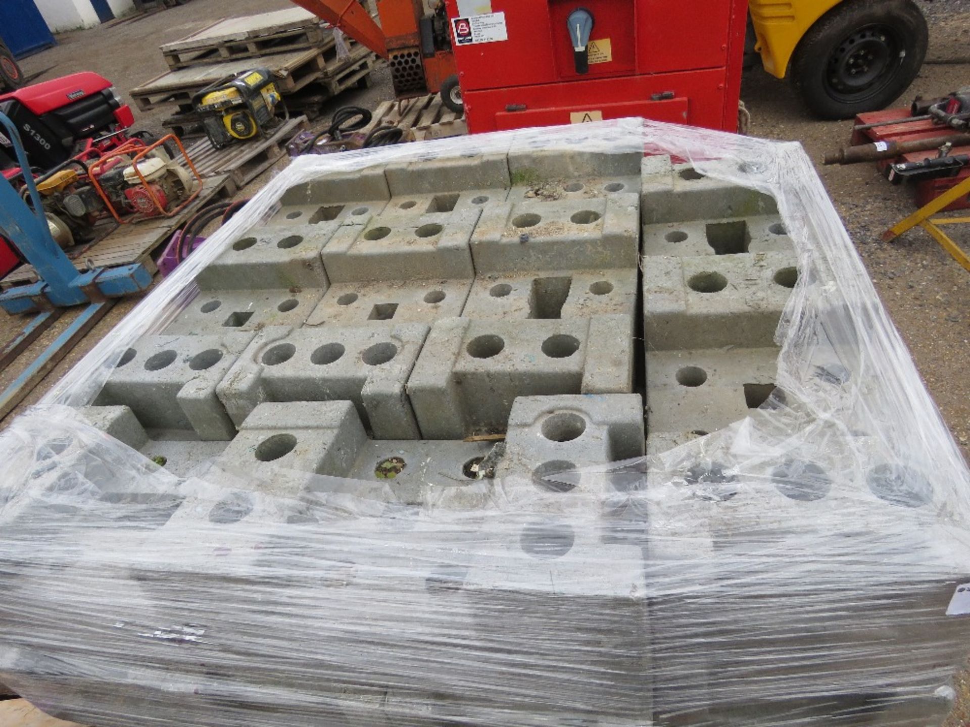 PALLET CONTAINING 30NO HERAS TYPE SITE FENCE BLOCKS / FEET. THIS LOT IS SOLD UNDER THE AUCTIONEER - Image 2 of 4