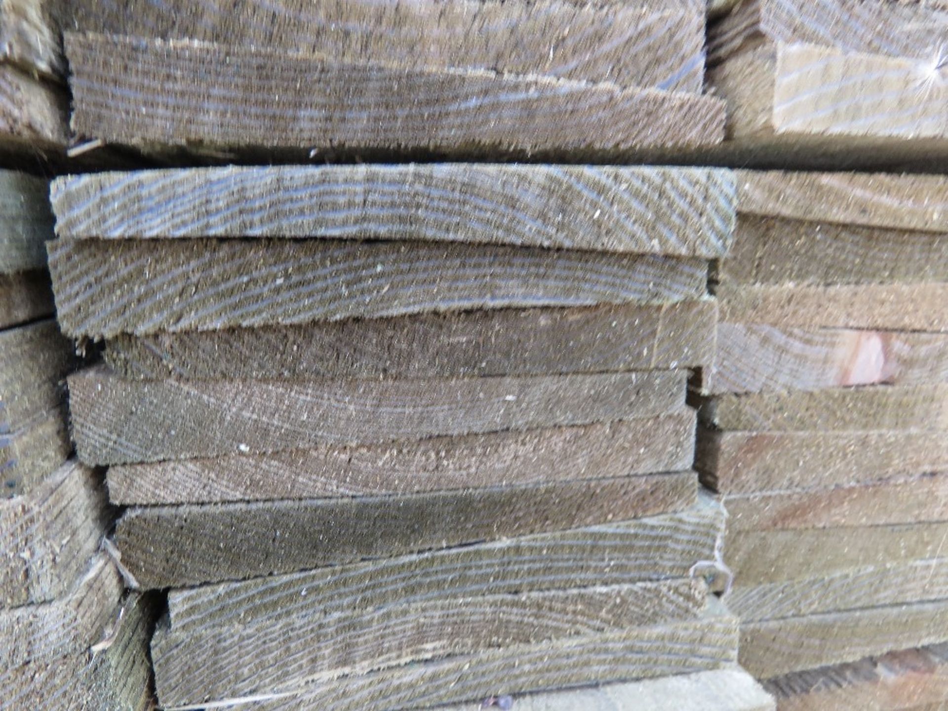 LARGE PACK OF PRESSURE TREATED FEATHER EDGE FENCE CLADDING TIMBER BOARDS. 1.65M LENGTH X 100MM WIDTH - Image 3 of 3