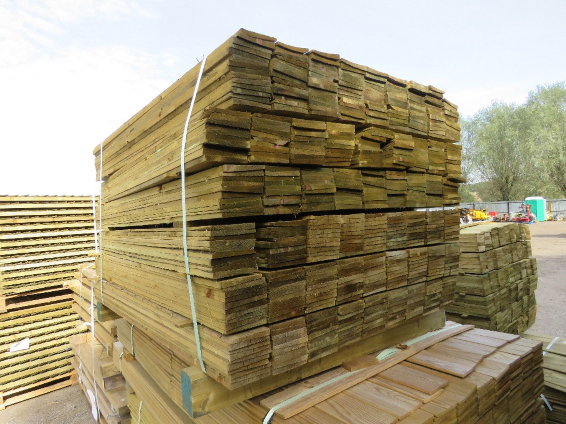 LARGE PACK OF PRESSURE TREATED FEATHER EDGE FENCE CLADDING TIMBER BOARDS. 1.35M LENGTH X 100MM WIDTH - Image 2 of 4