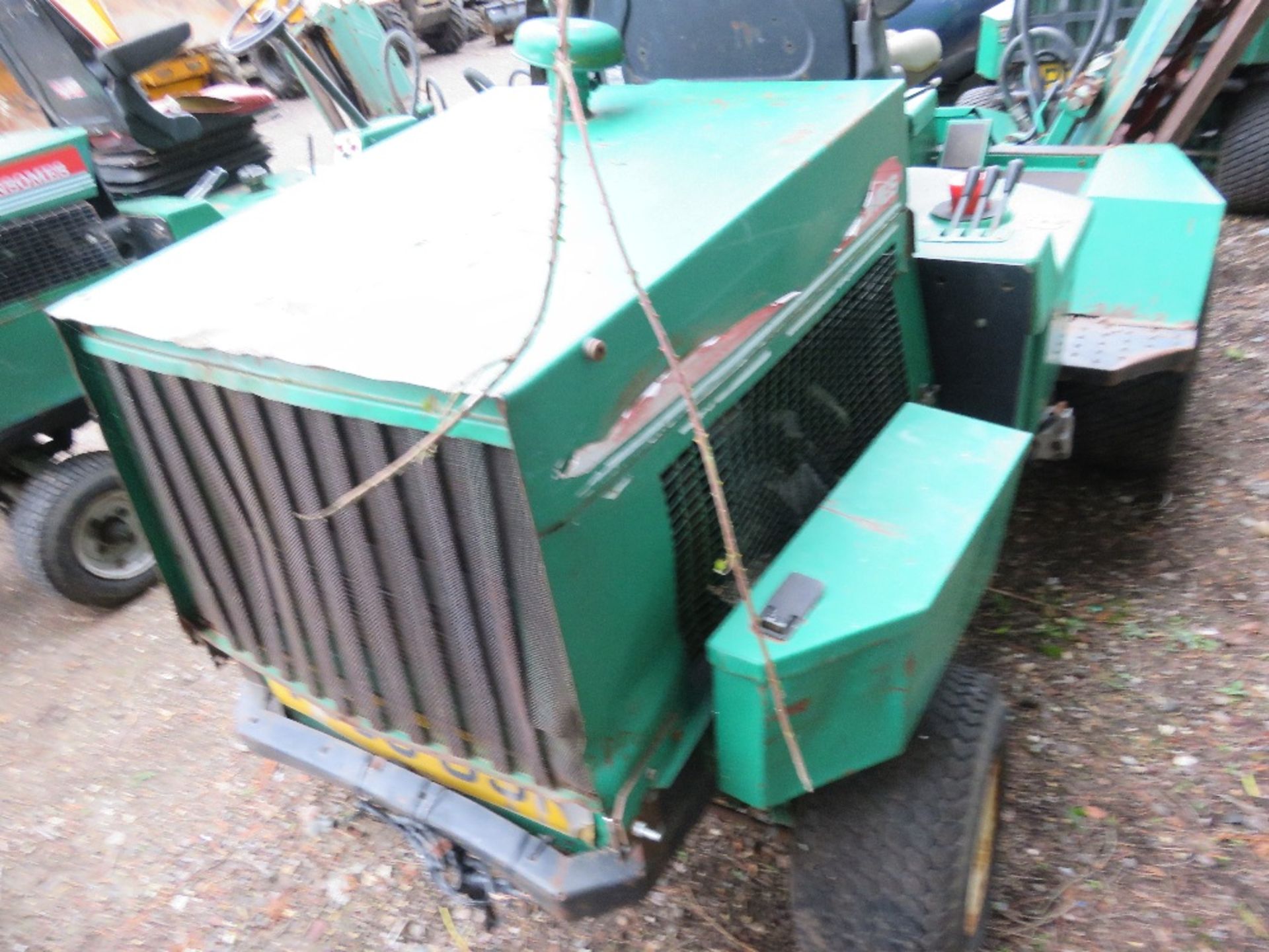RANSOMES TRIPLE RIDE ON MOWER WITH KUBOTA ENGINE. BEEN IN STORAGE FOR SOME TIME. WHEN BRIEFLY TESTED - Image 4 of 7