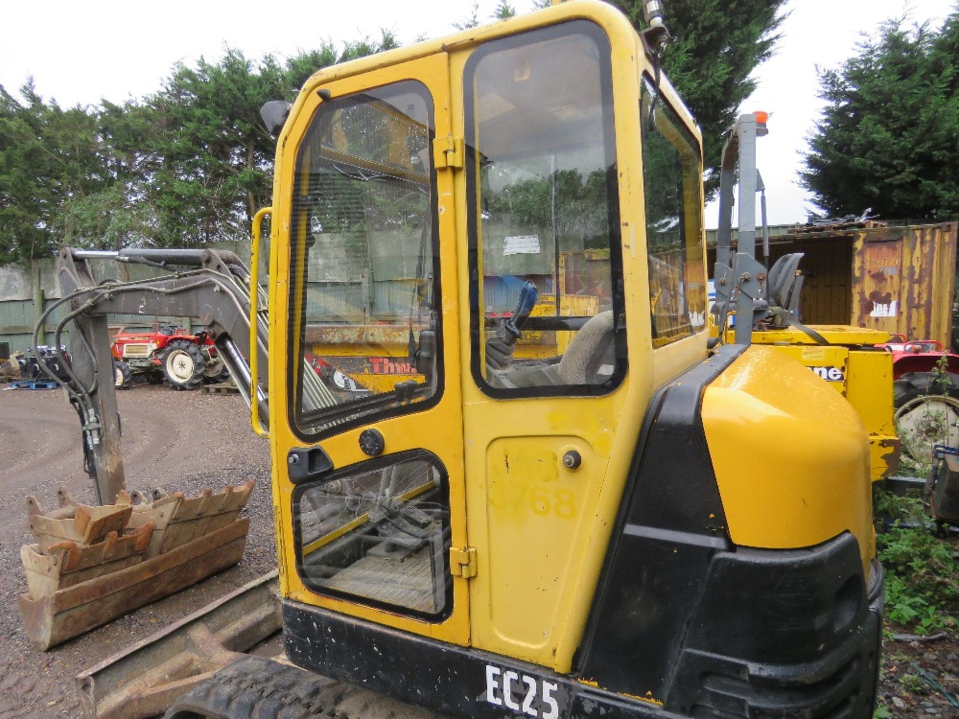 VOLVO EC25 RUBBER TRACKED EXCAVATOR YEAR 2006 BUILD. 4556 REC. HOURS WITH 4 BUCKETS. SN: 28120797. W - Image 7 of 12