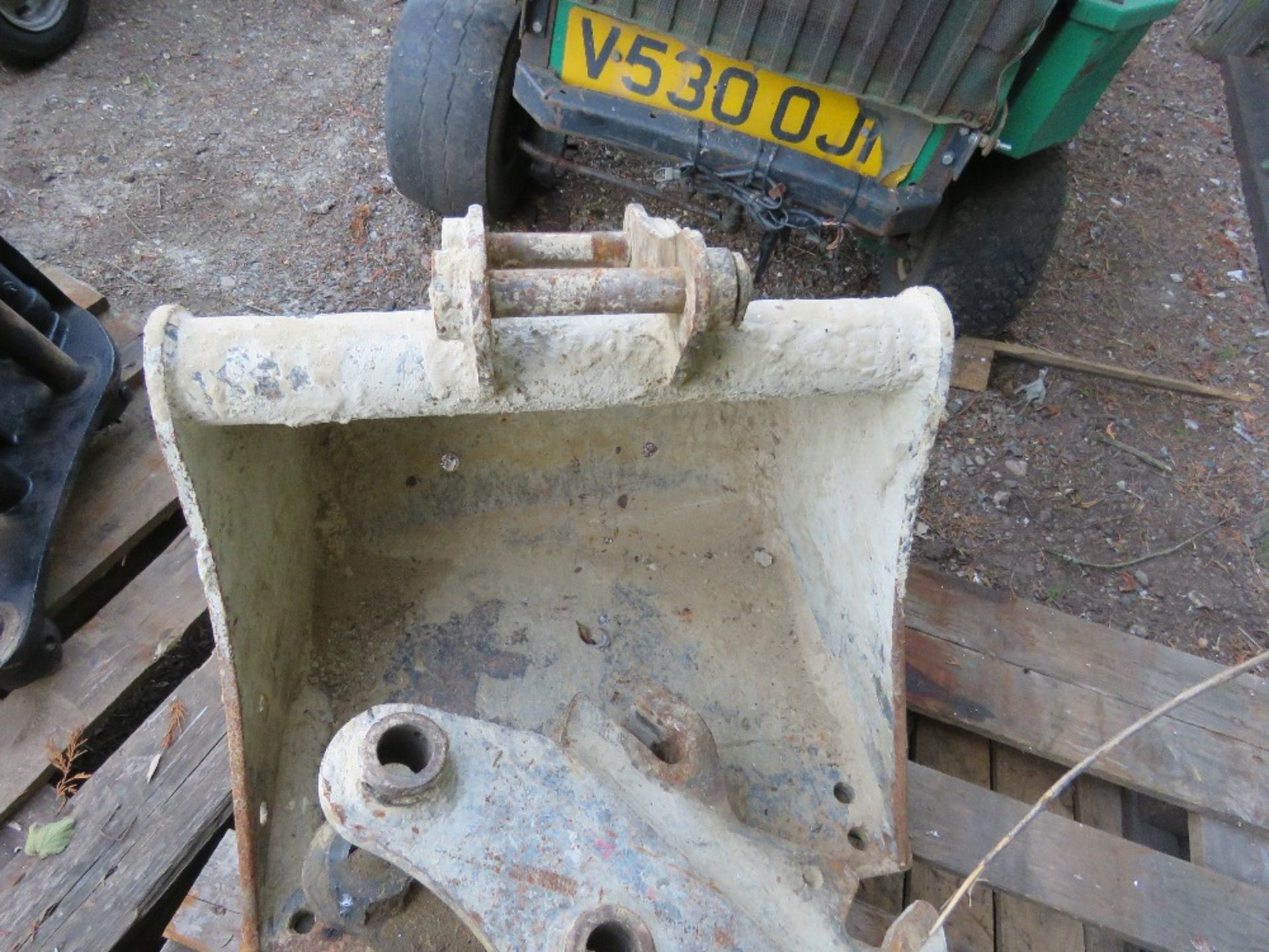 GRADING AND 2FT EXCAVATOR BUCKETS ON 30MM PINS WITH A QUICK HITCH THAT IS 35MM MACHINE TO 30MM BUCKE - Image 4 of 5